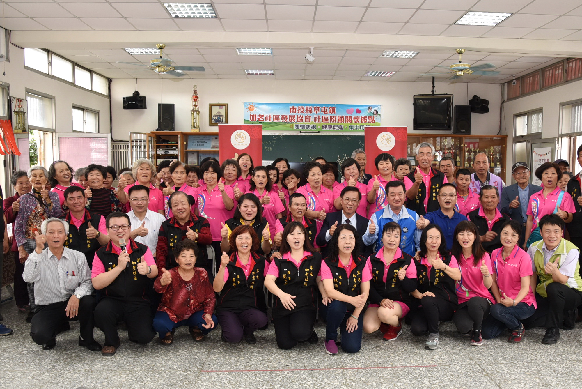 相關圖片2-林縣長訪視草屯4社區  與據點長者同樂