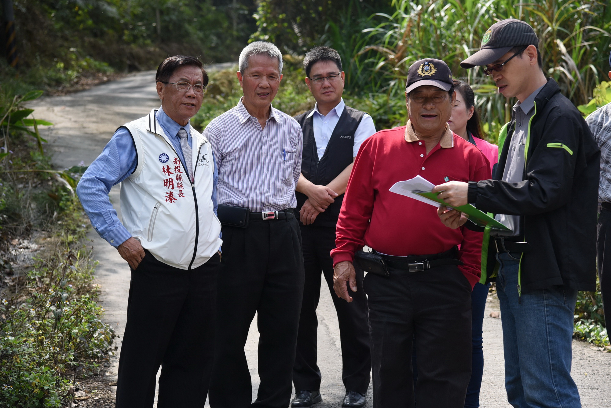 圖片-林縣長勤下鄉 會勘國姓多處道路改善工程