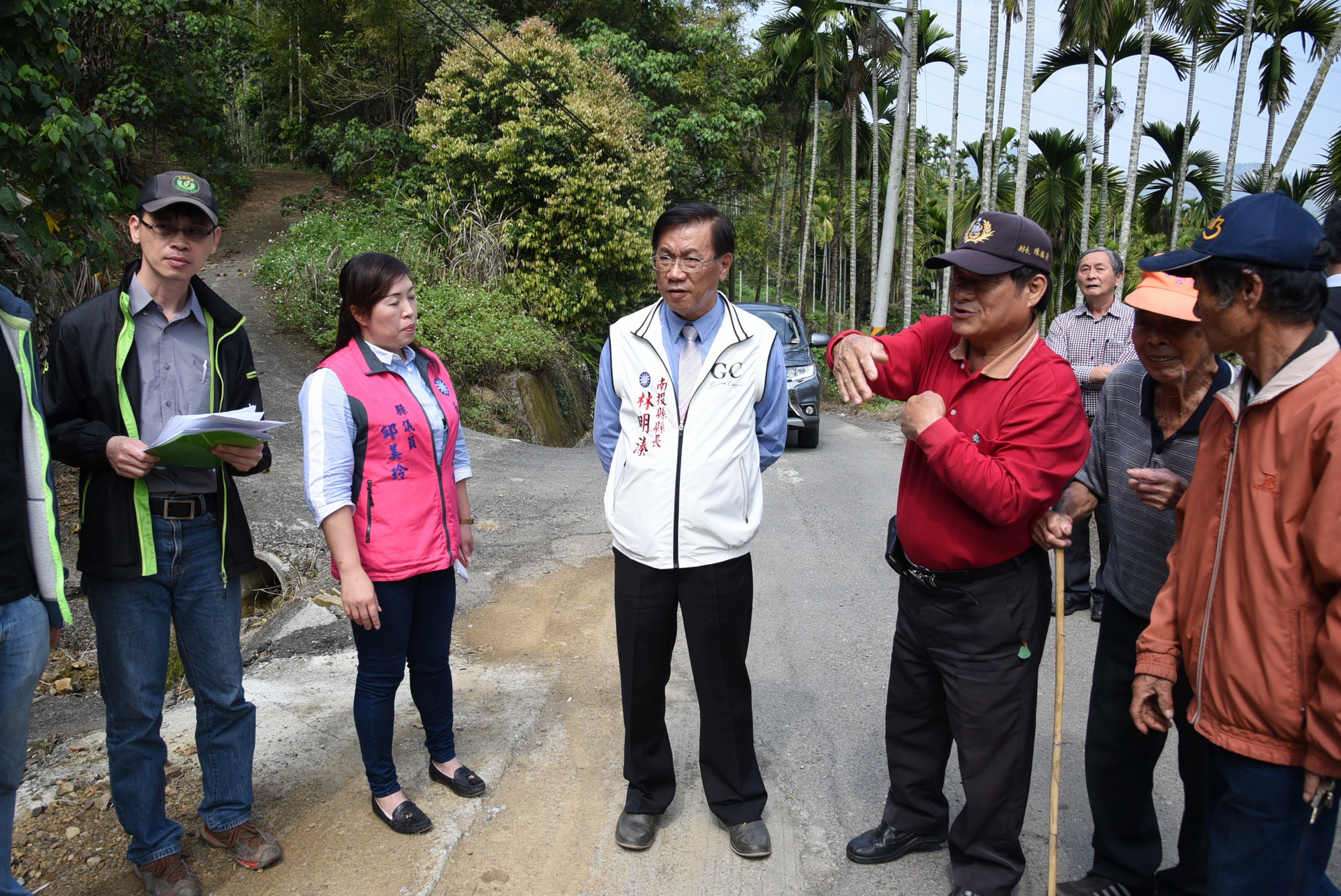 相關圖片2-林縣長勤下鄉 會勘國姓多處道路改善工程