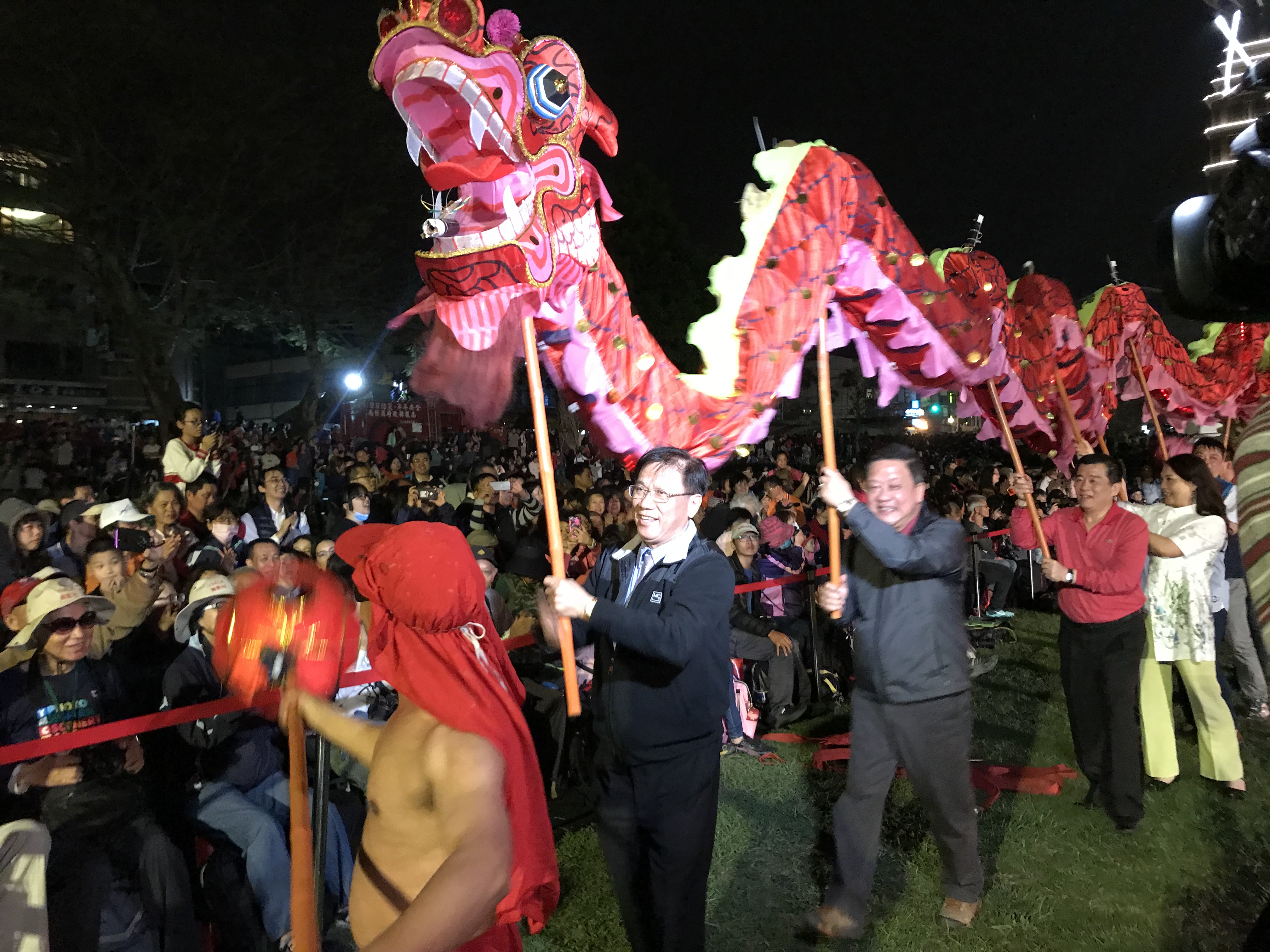 圖片-銅梁火龍表演結束  縣長林明溱舞龍謝幕