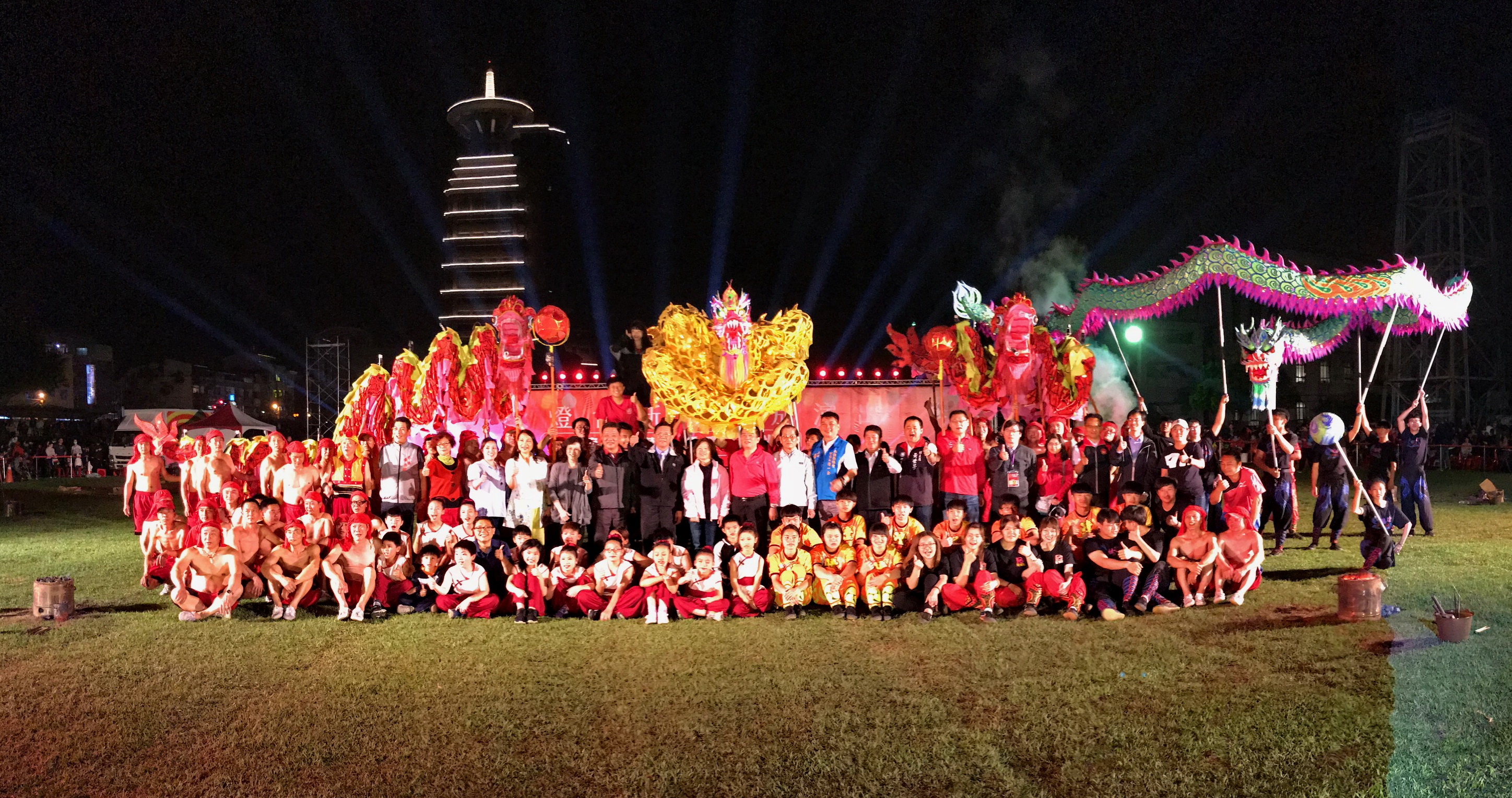 相關圖片1-銅梁火龍表演結束  縣長林明溱舞龍謝幕