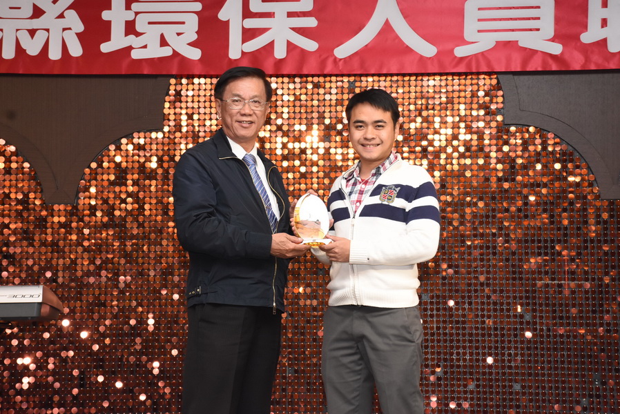 圖片-縣長感謝環保人員辛勞並表揚環境考核績優單位及人員