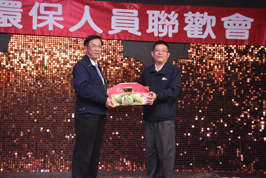 相關圖片1-縣長感謝環保人員辛勞並表揚環境考核績優單位及人員