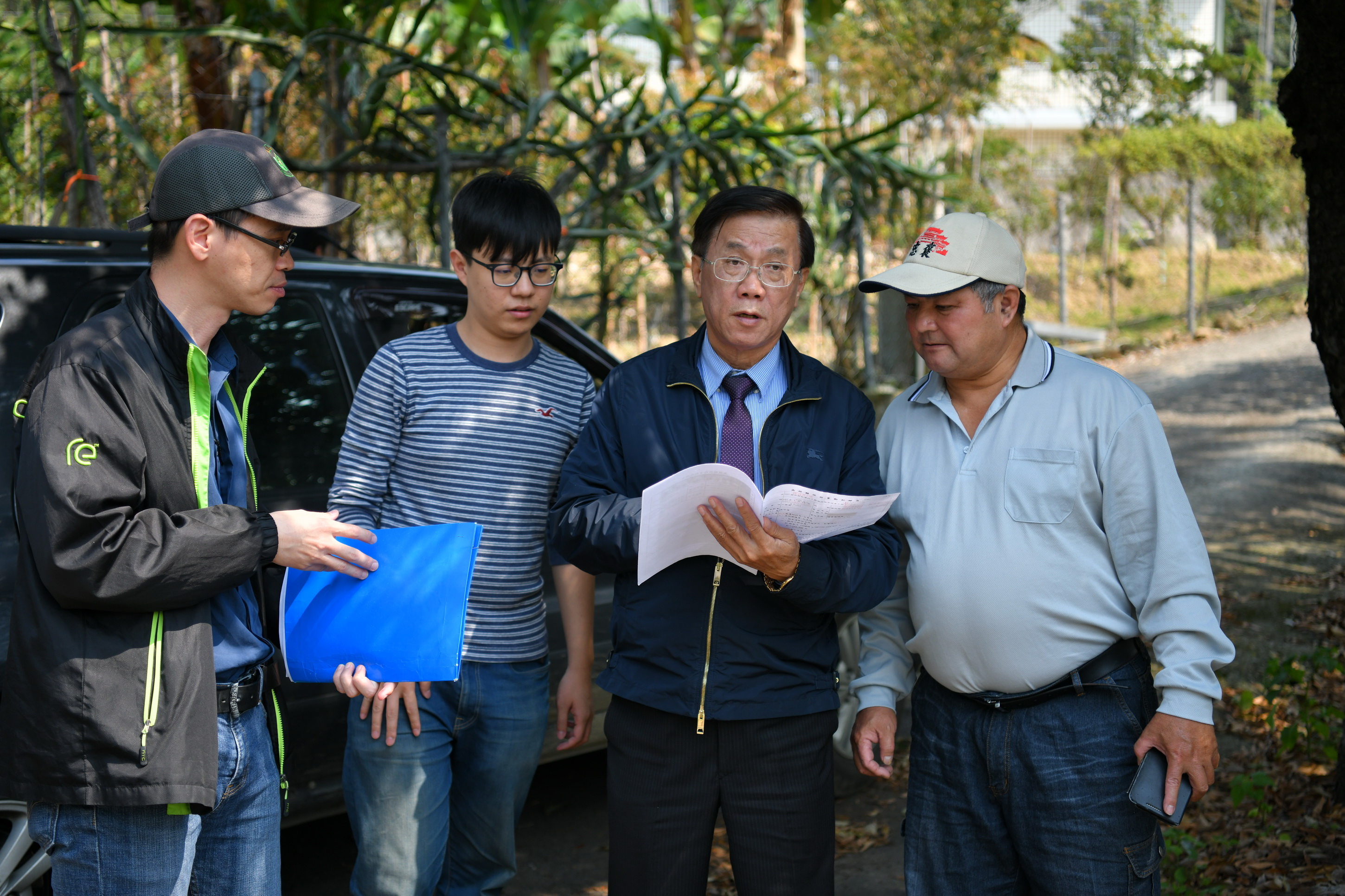 圖片-林縣長會勘國姓鄉乾溝村道路狀況