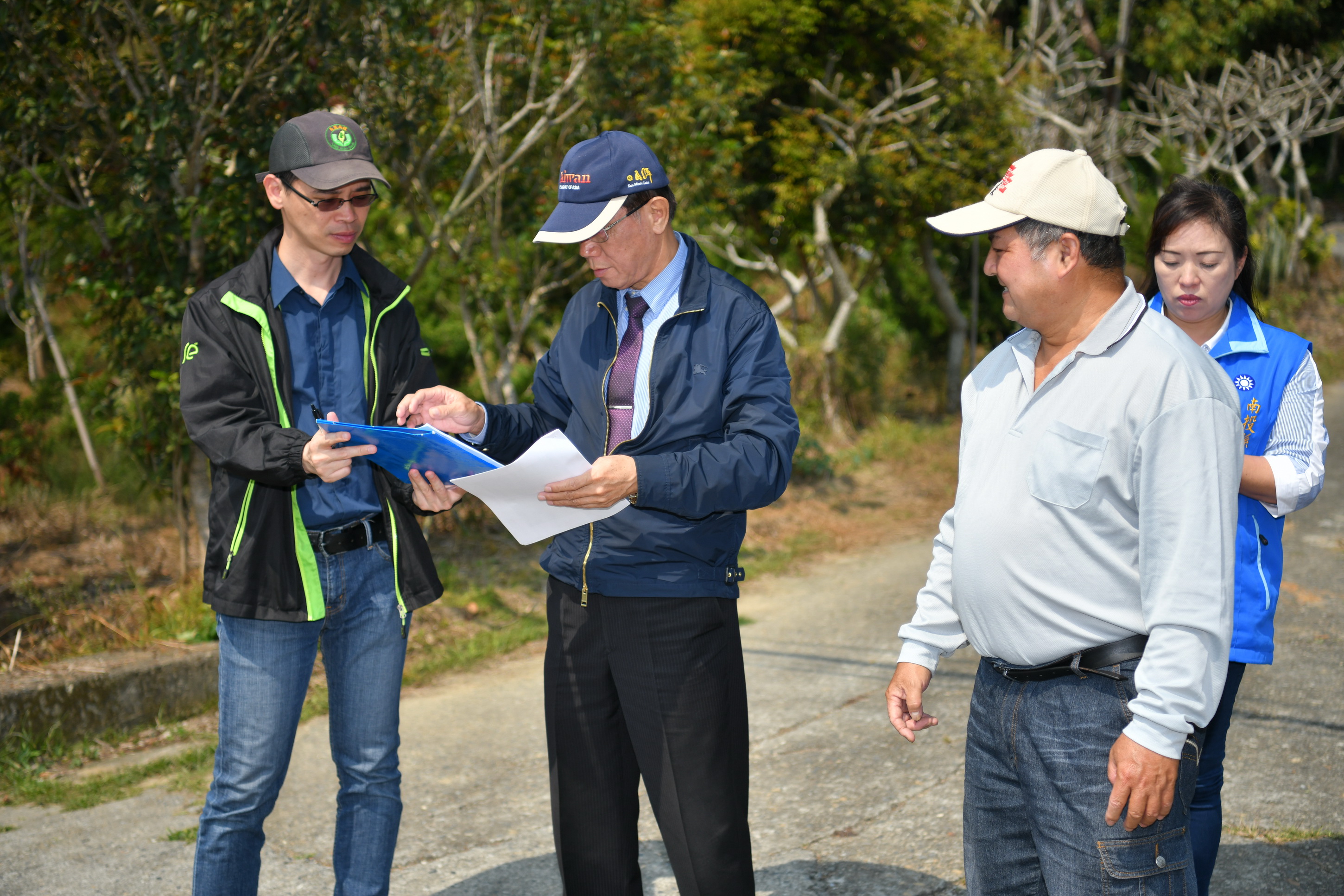 相關圖片1-林縣長會勘國姓鄉乾溝村道路狀況