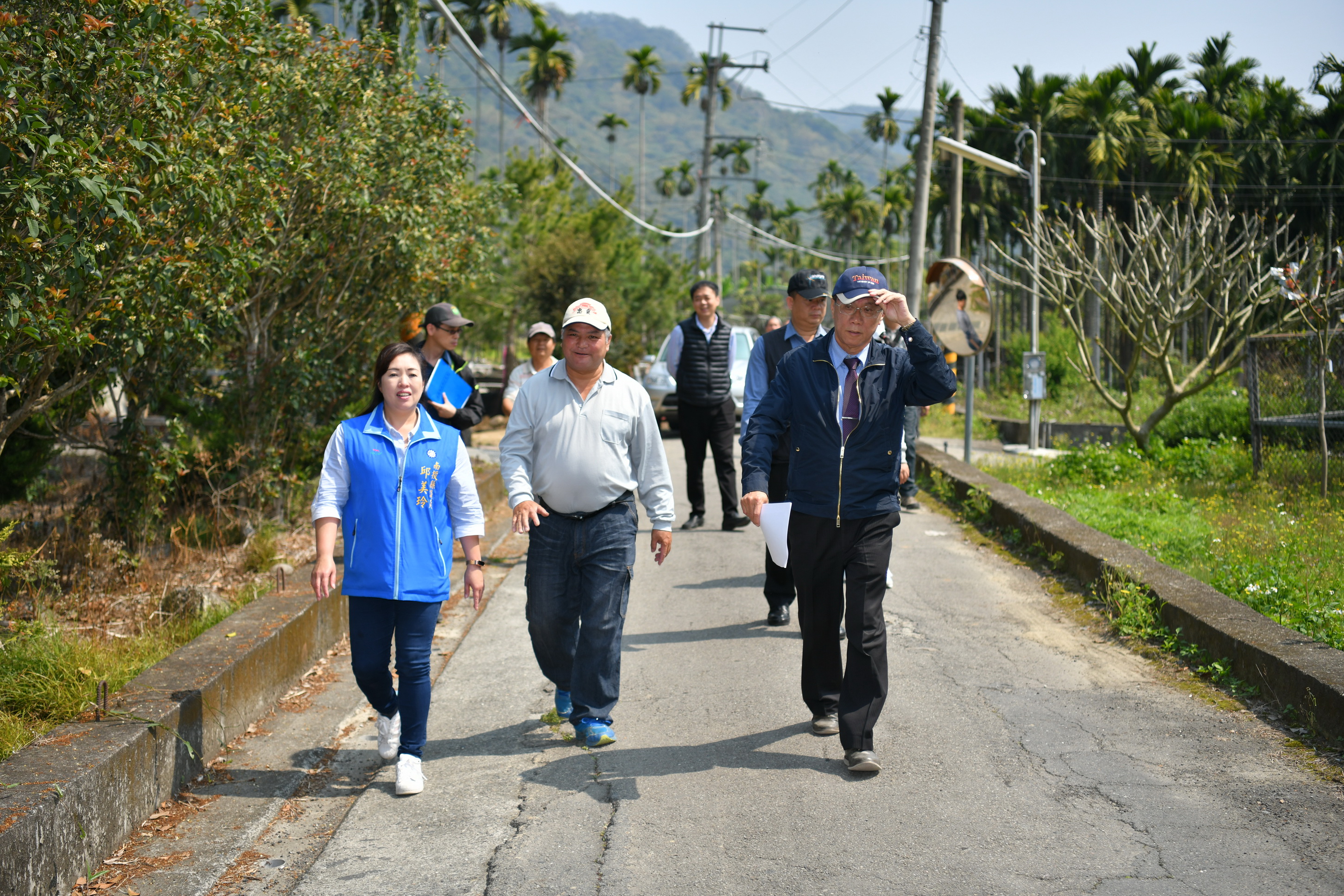 相關圖片2-林縣長會勘國姓鄉乾溝村道路狀況