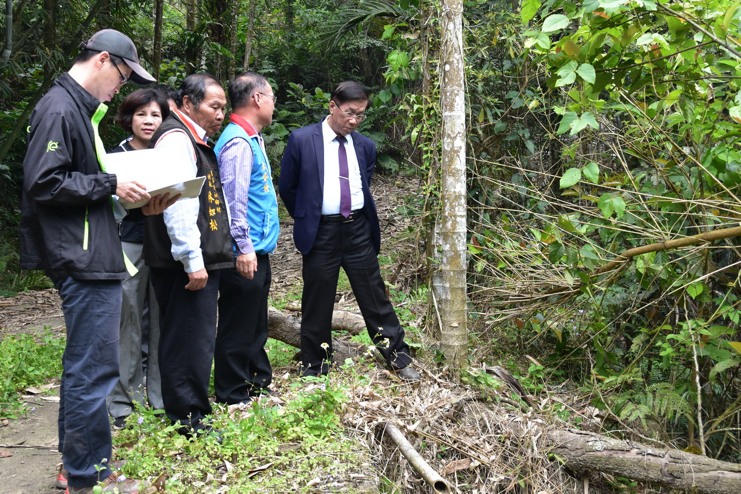 相關圖片1-林縣長會勘鹿谷鄉多處道路改善工程