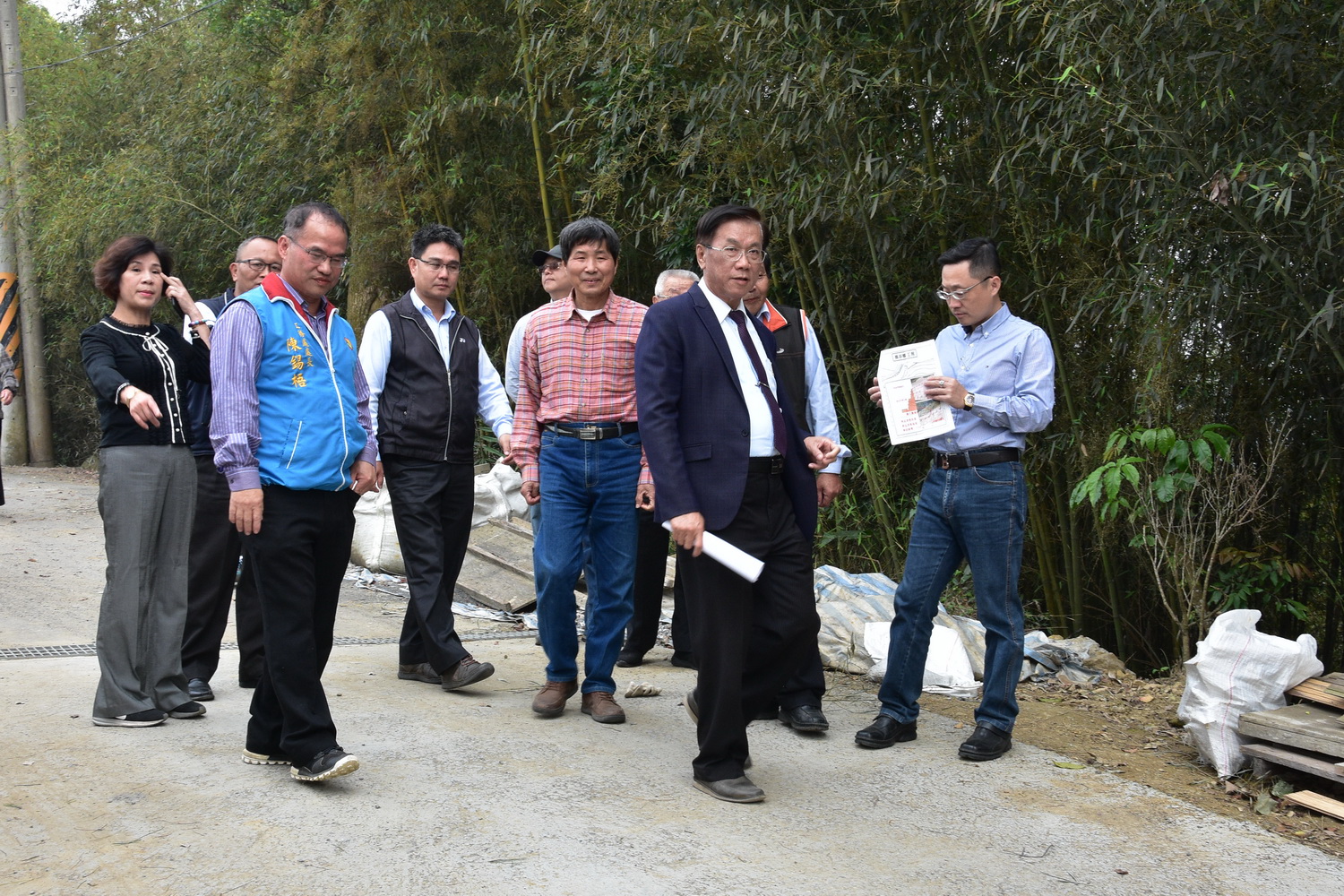 相關圖片2-林縣長會勘鹿谷鄉多處道路改善工程