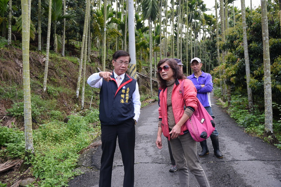 圖片-林縣長會勘水里及信義道路    允諾修繕便利民眾通行