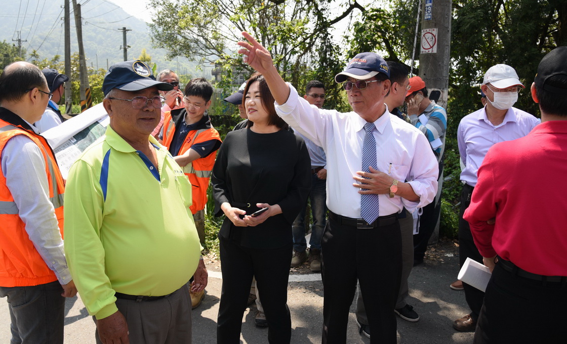 相關圖片1-林縣長會勘福興農場附近野溪    確保無安全疑慮