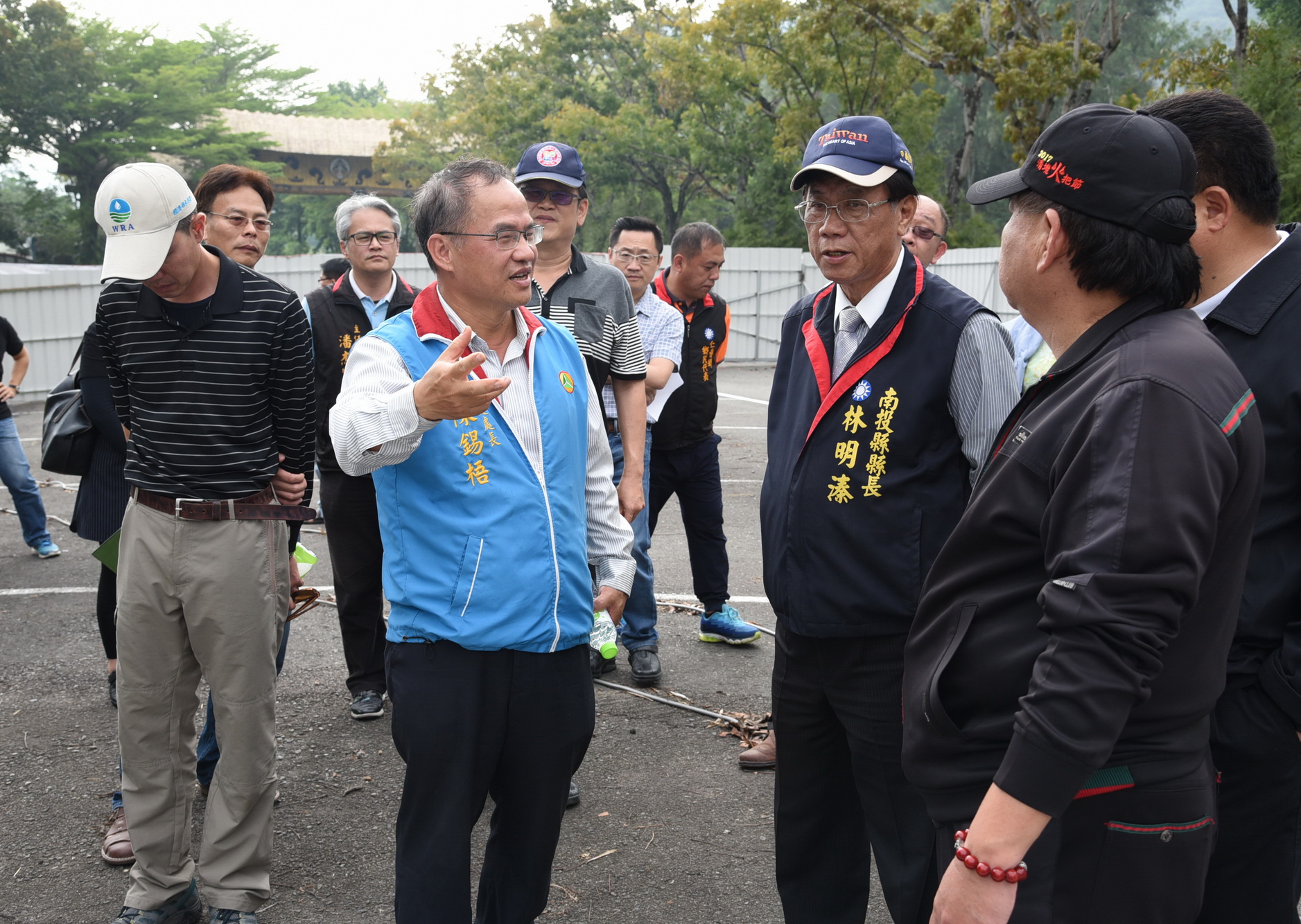 相關圖片1-林縣長會勘泰雅渡假村停車場坍塌處 研商解決方案