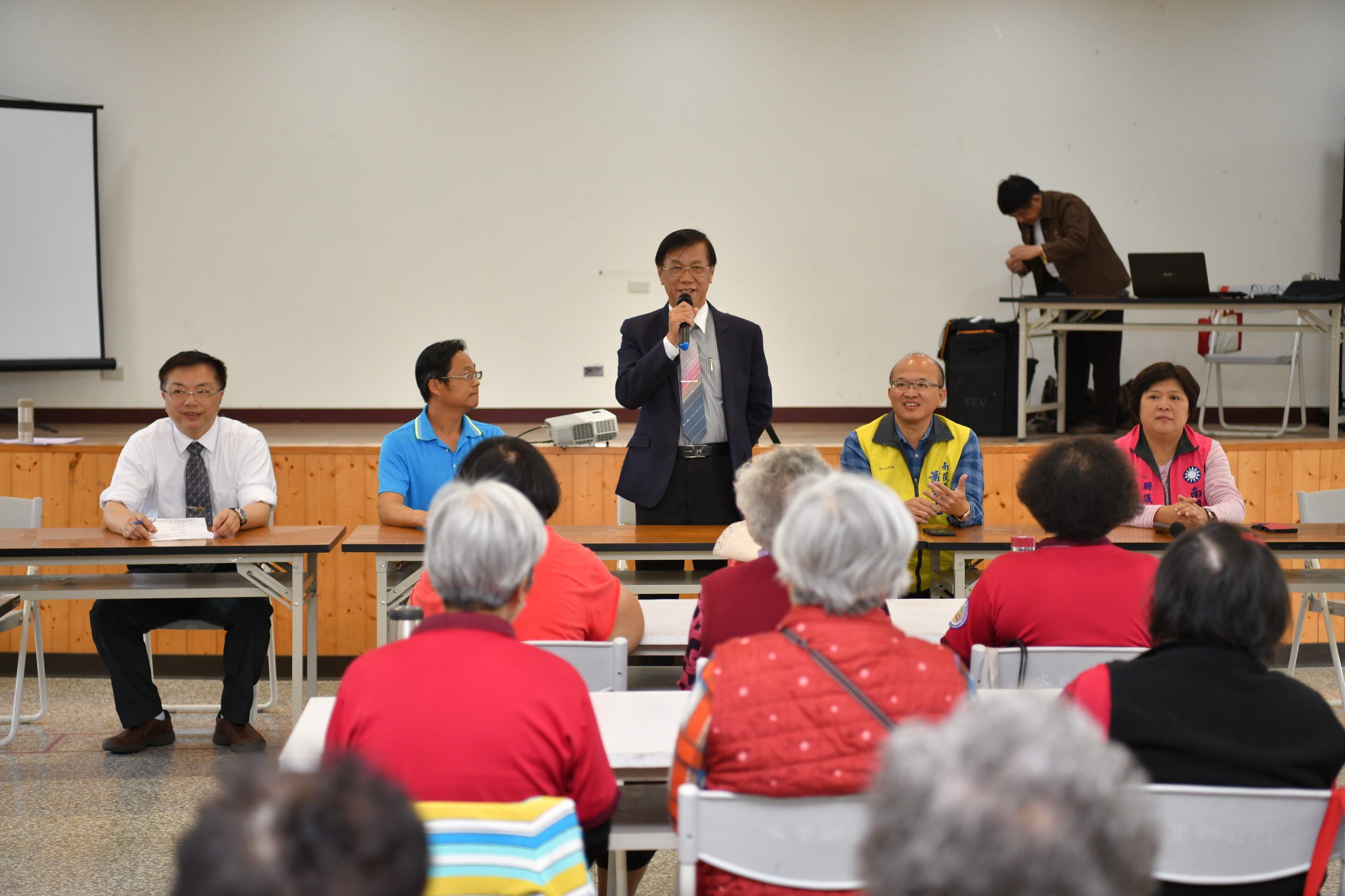 相關圖片1-縣長訪視水里社區　承諾改善活動中心環境