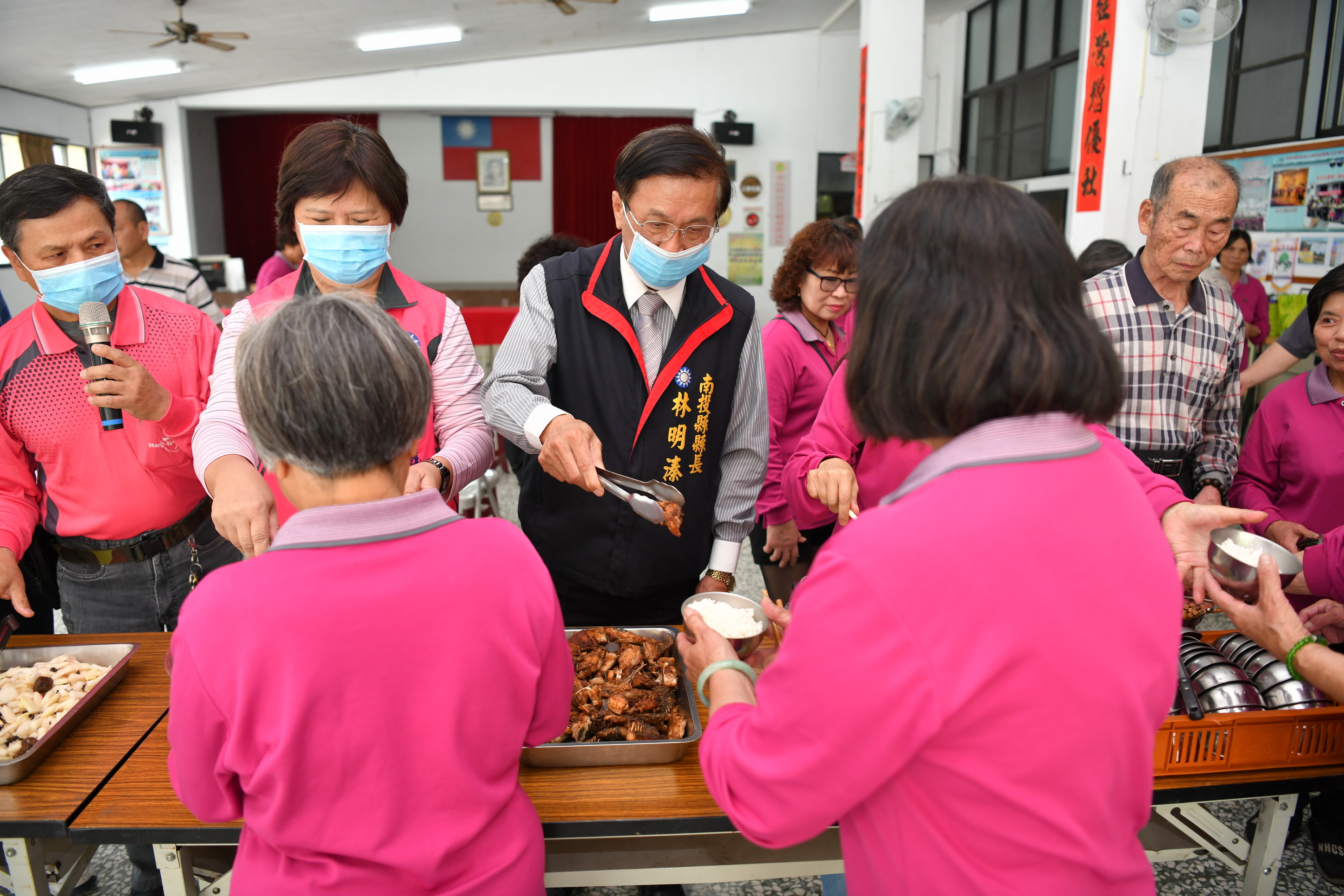 相關圖片4-縣長訪視水里社區　承諾改善活動中心環境