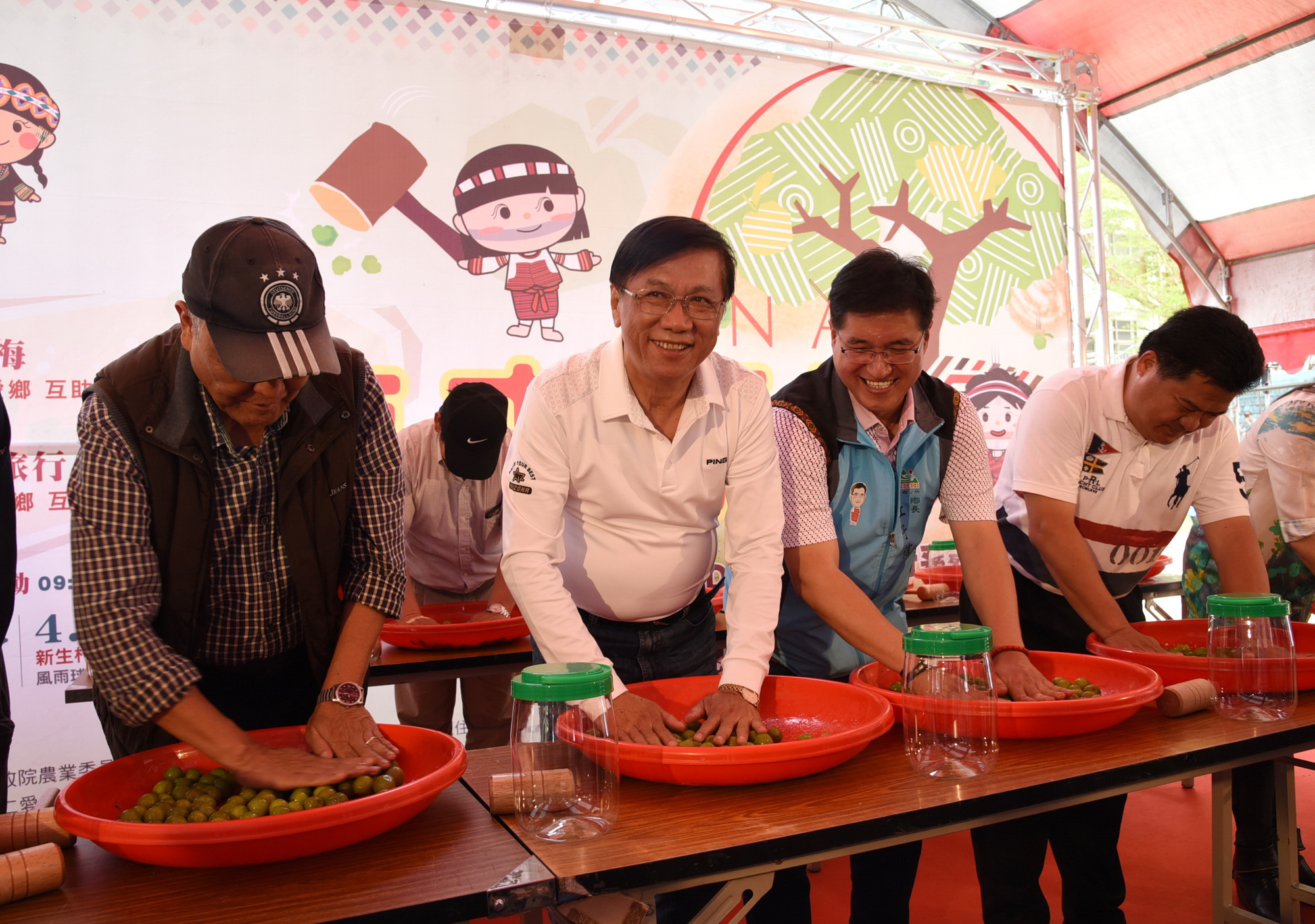 相關圖片1-仁愛互新梅園區採製梅活動  林縣長出席同樂