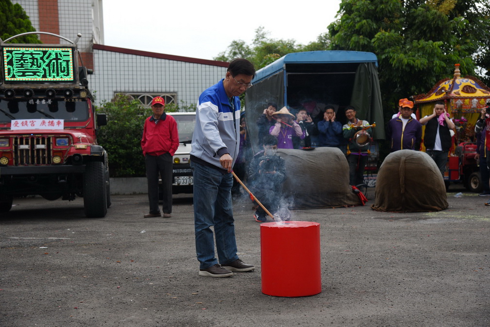圖片-南投市受鎮宮徒步巡香  林縣長燃起馬炮祈平安