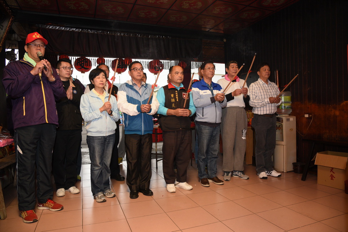 相關圖片1-南投市受鎮宮徒步巡香  林縣長燃起馬炮祈平安