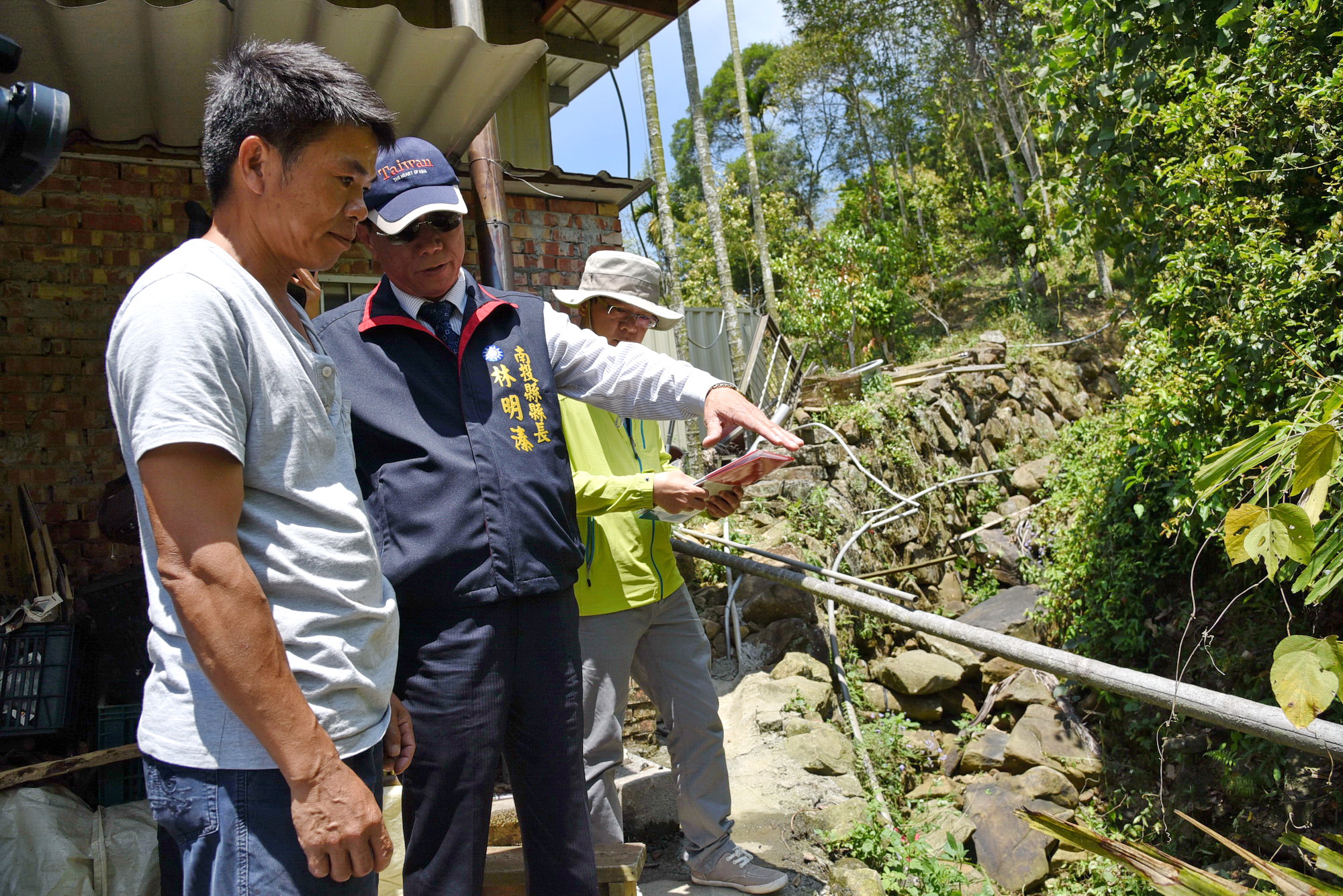 圖片-林縣長關心中寮山區多處排水溝整治工程