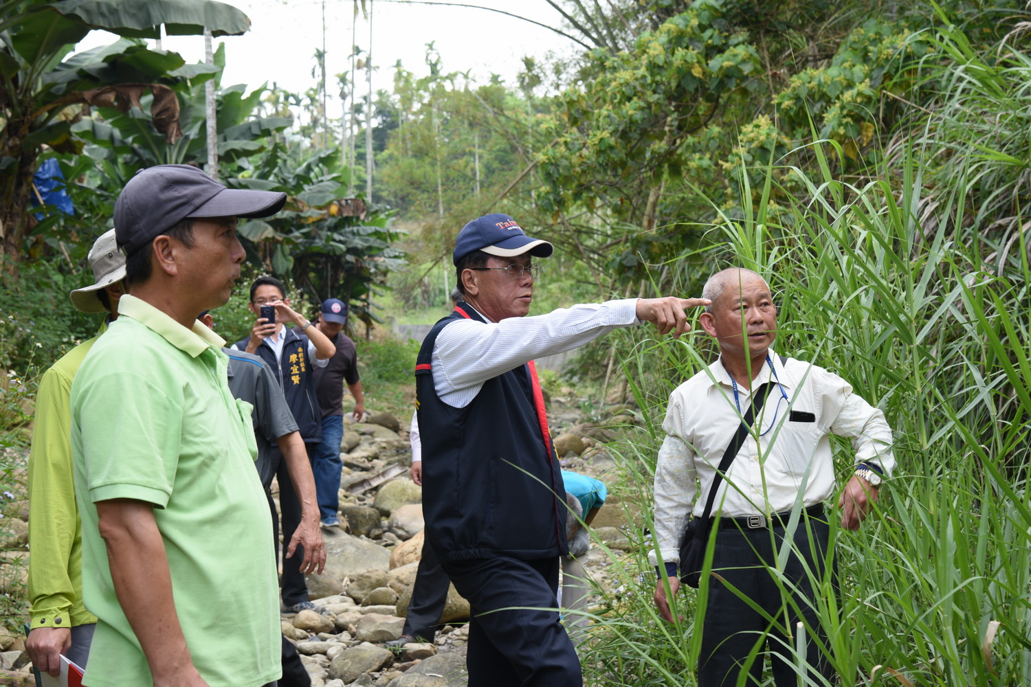 圖片-整治中寮野溪　林明溱親自勘查