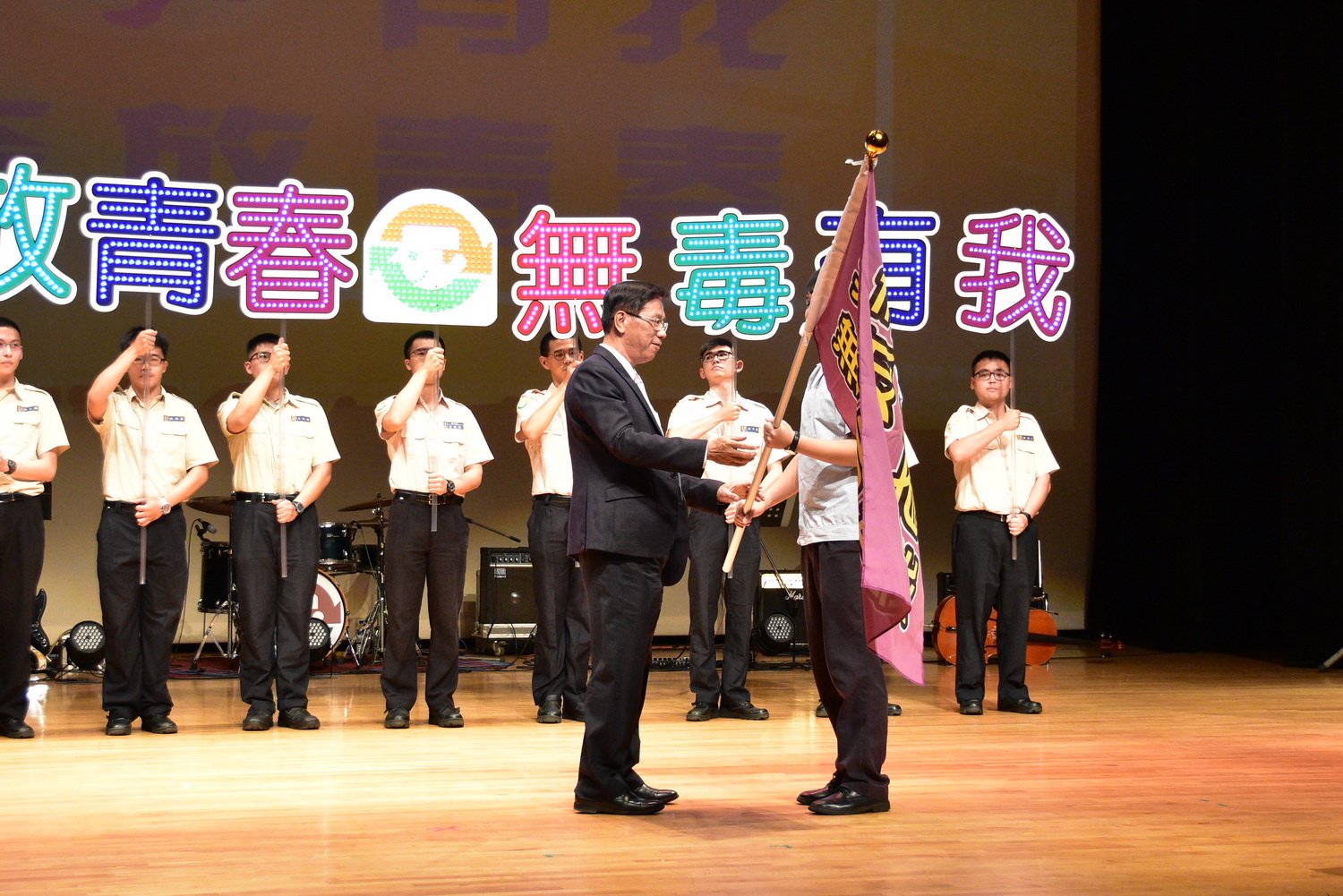 相關圖片2-替代役公益大使宣導反毒   林縣長為反毒種子授旗