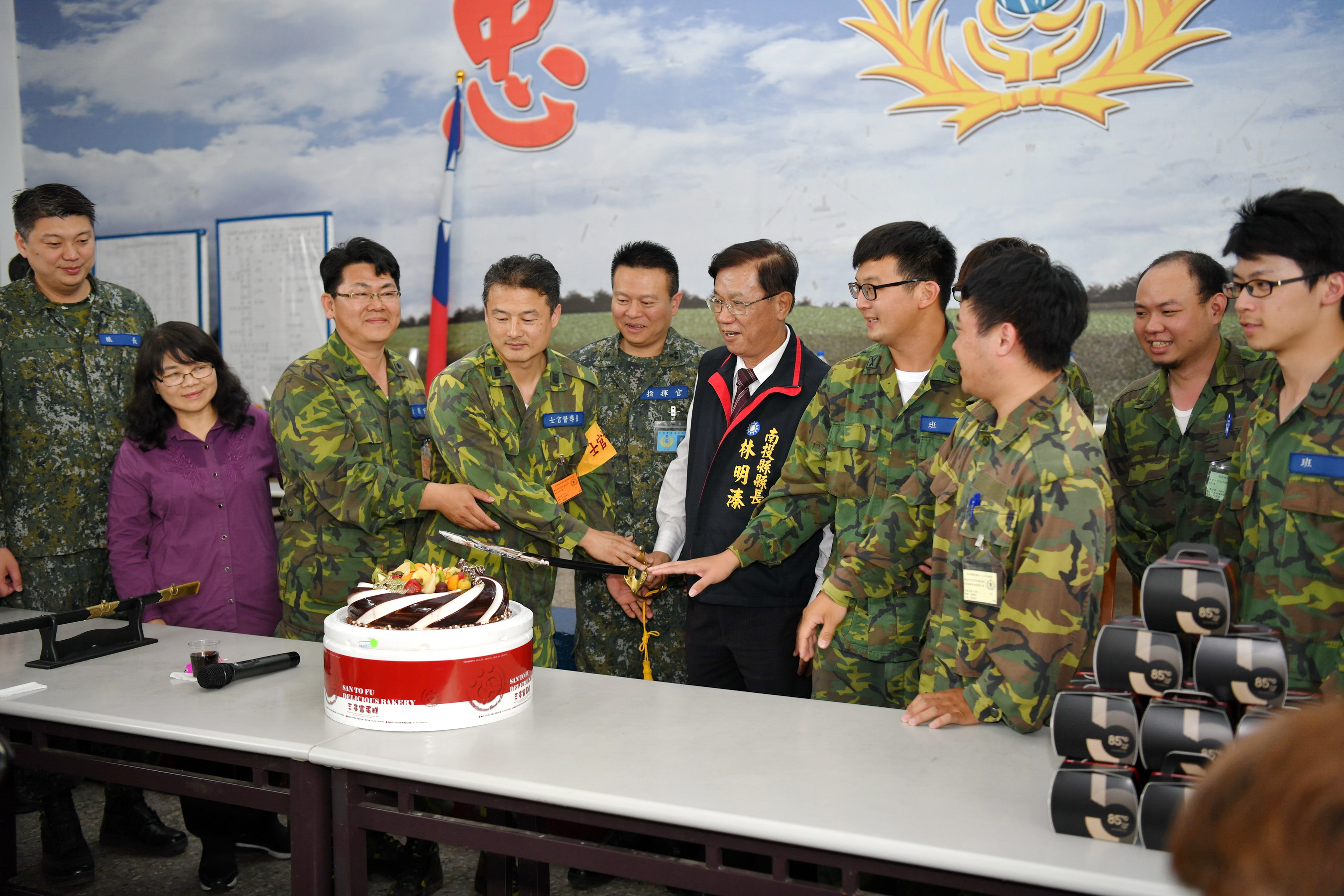 圖片-林縣長至成功嶺營區關懷慰問教召軍人