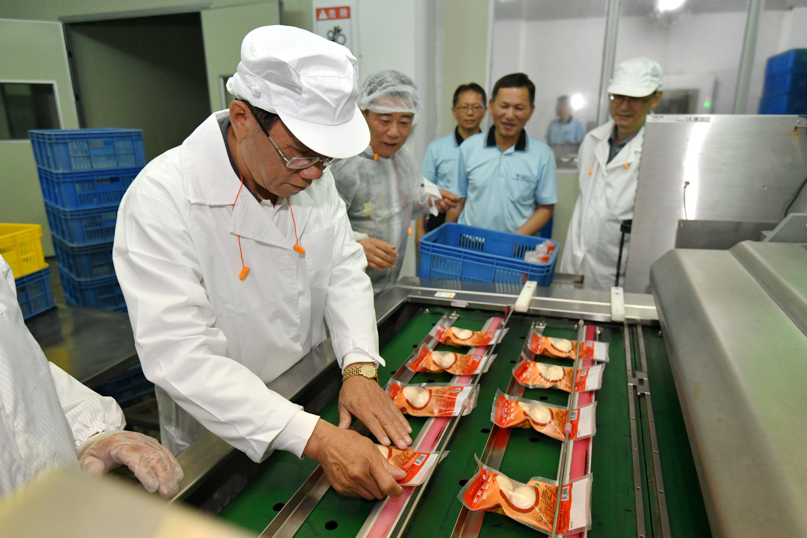 圖片-縣府埔里酒廠關心勞工權益　體驗勞工工作辛勞