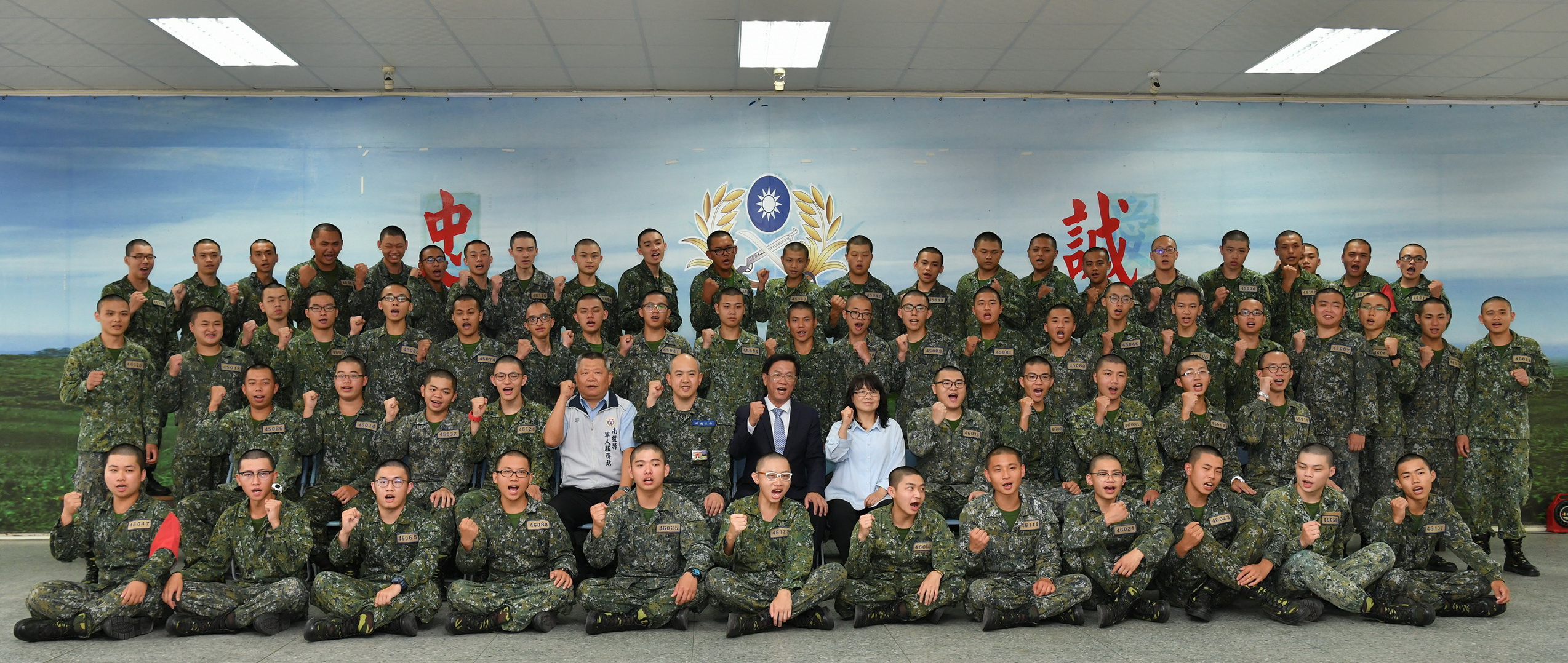 相關圖片2-林縣長至苗栗斗煥坪營區關心入伍新兵