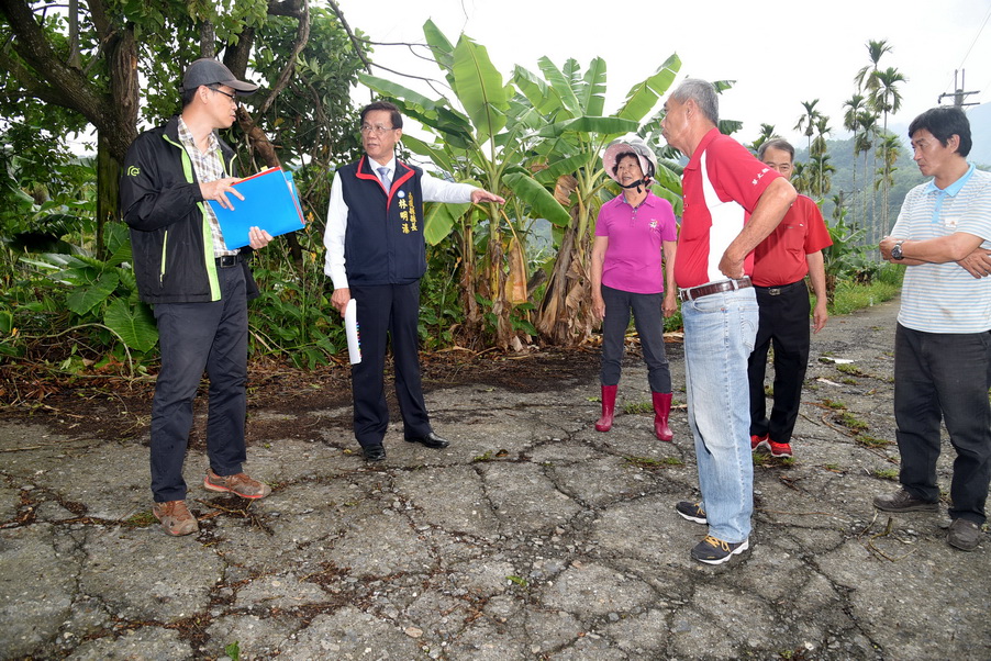 圖片-縣長會勘中寮7村11處農路 指示儘速發包改善