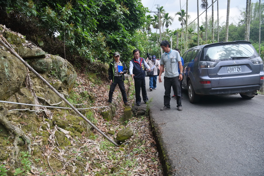 相關圖片2-縣長會勘中寮7村11處農路 指示儘速發包改善