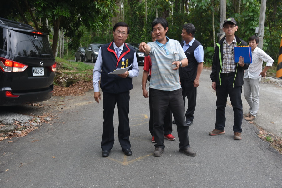 相關圖片3-縣長會勘中寮7村11處農路 指示儘速發包改善