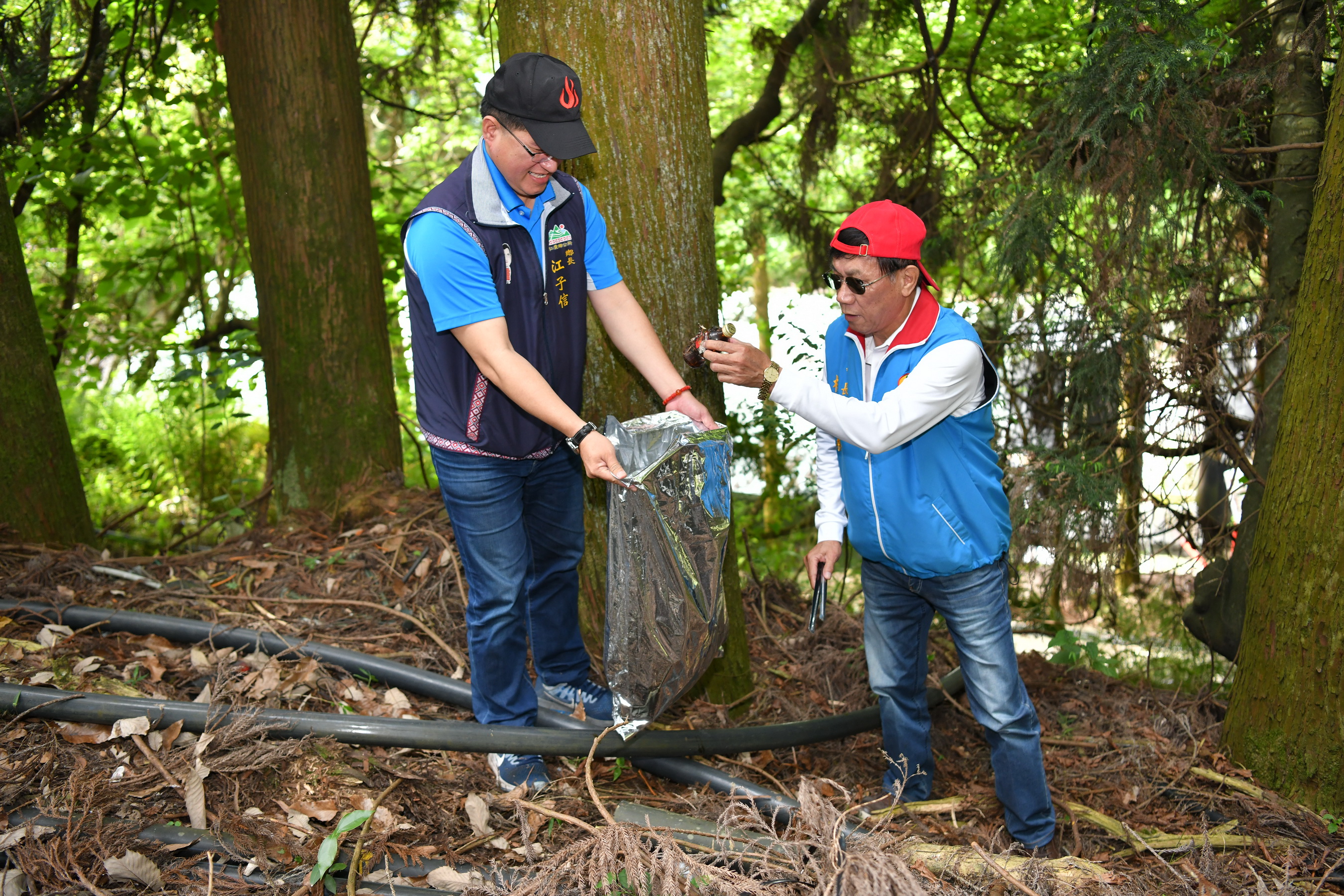 相關圖片1-南投是我家清淨清境活動　林明溱與三百志工一同淨山
