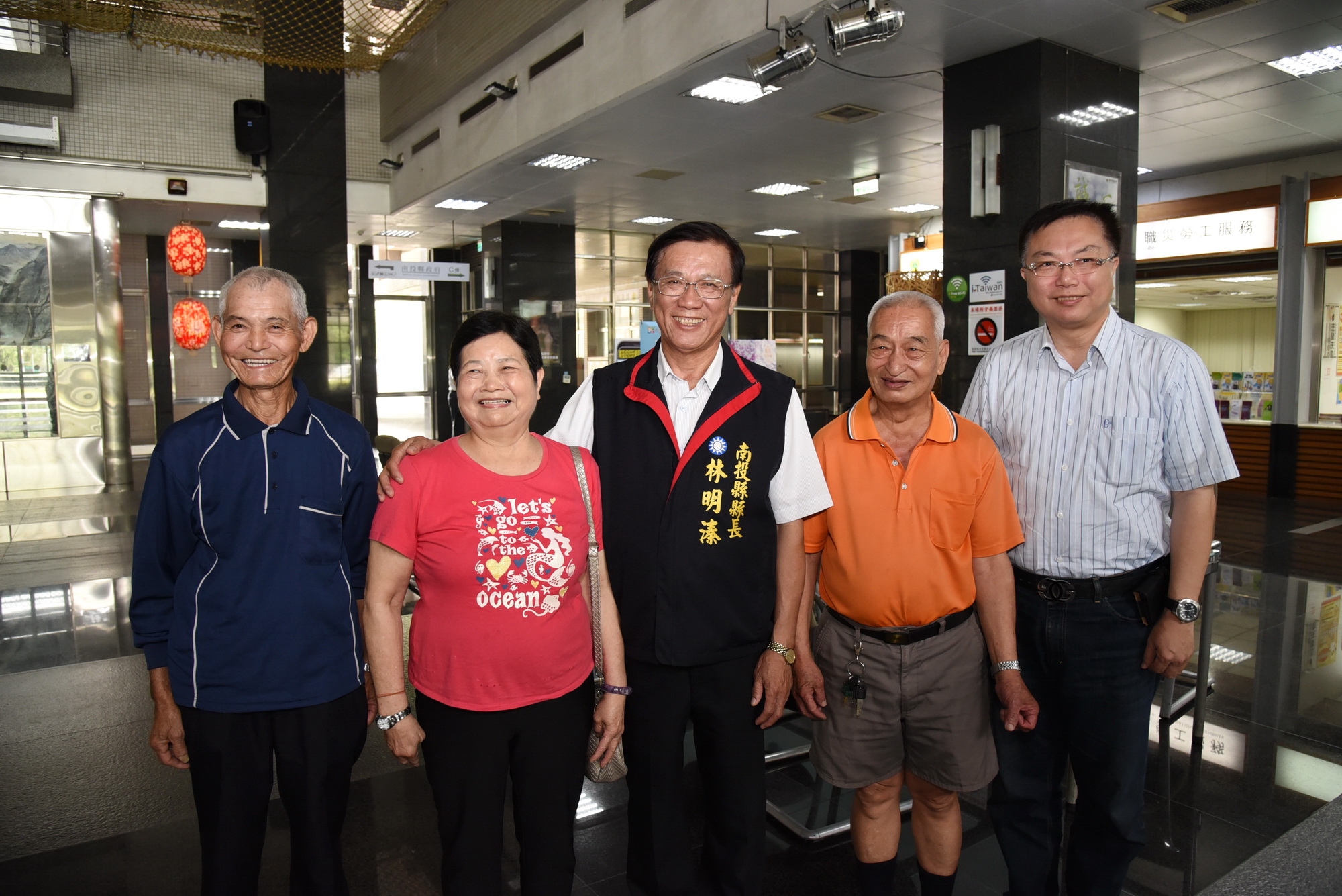 相關圖片1-林縣長發放假牙補助金  長輩們露牙笑開懷