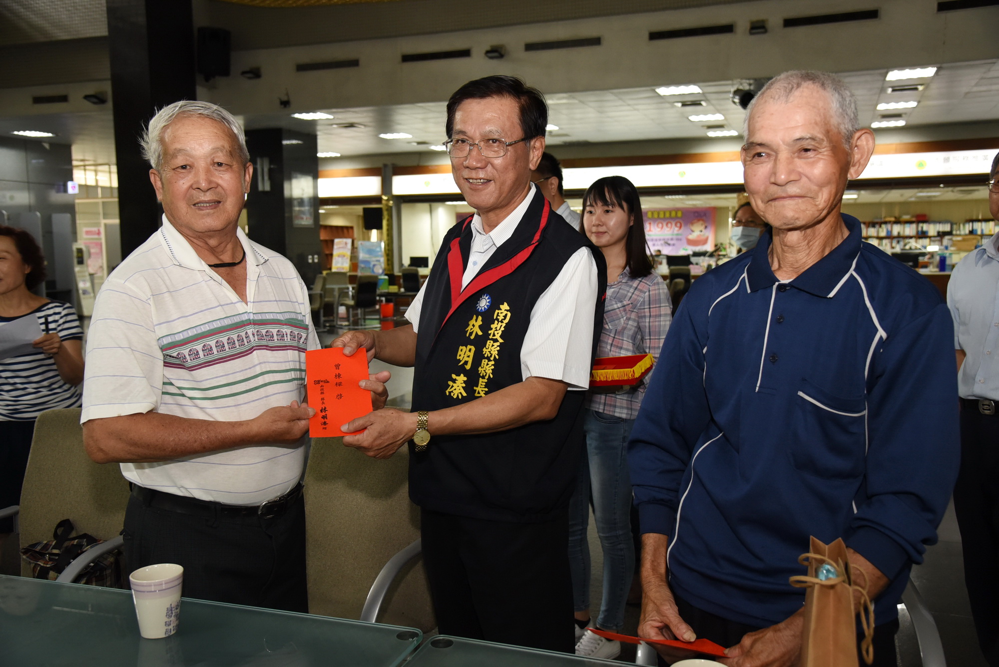 相關圖片2-林縣長發放假牙補助金  長輩們露牙笑開懷