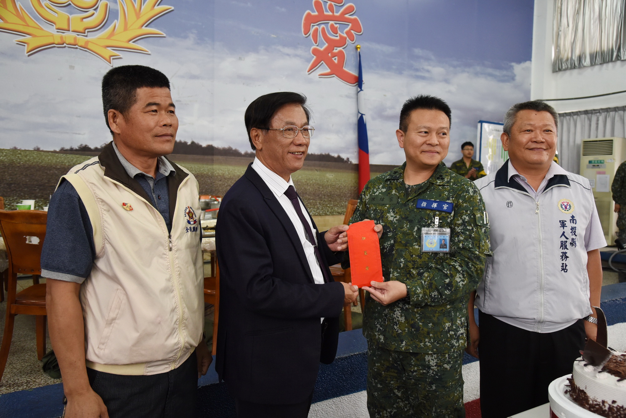 圖片-林縣長至成功嶺慰勞本縣教育召集人員