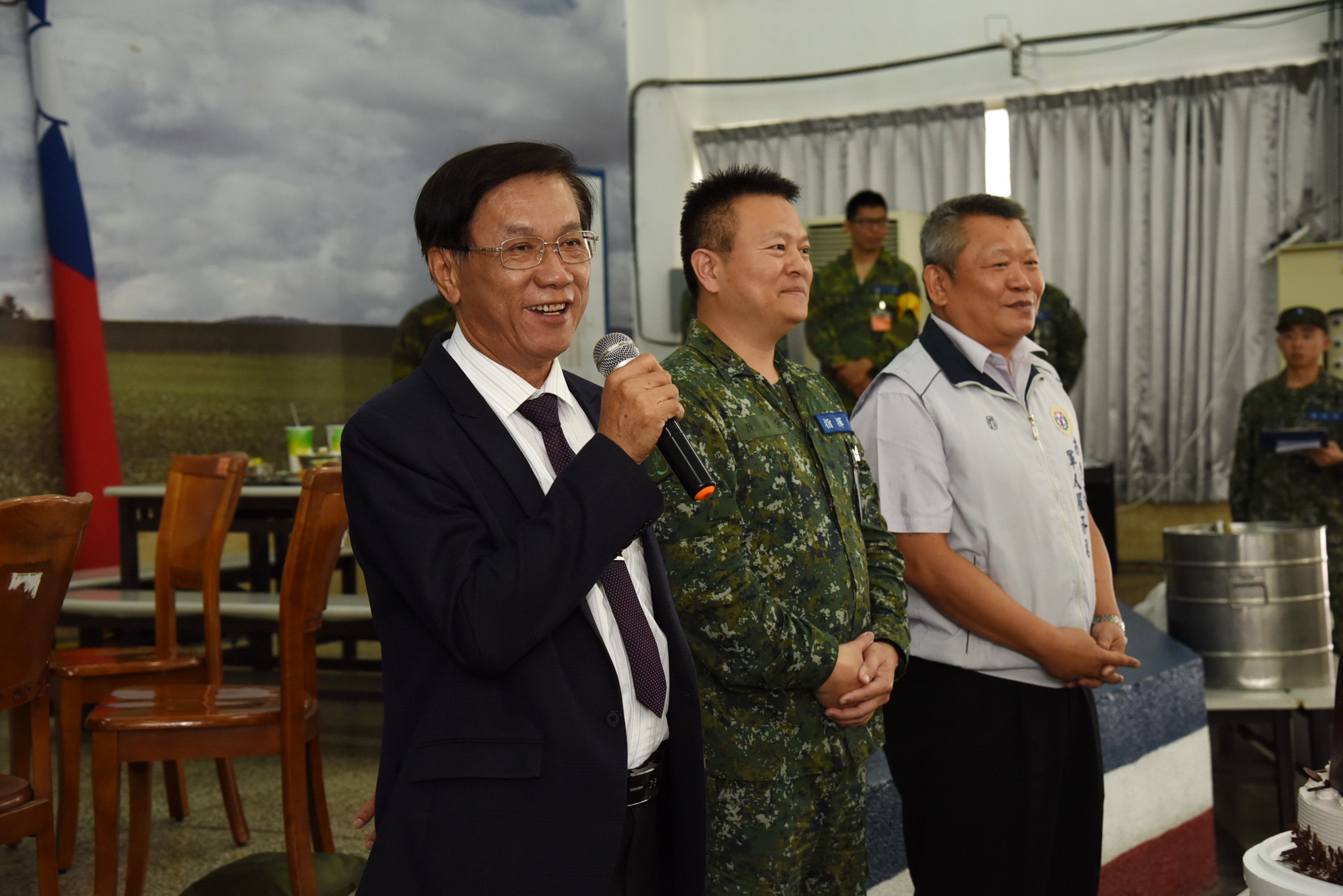 相關圖片1-林縣長至成功嶺慰勞本縣教育召集人員