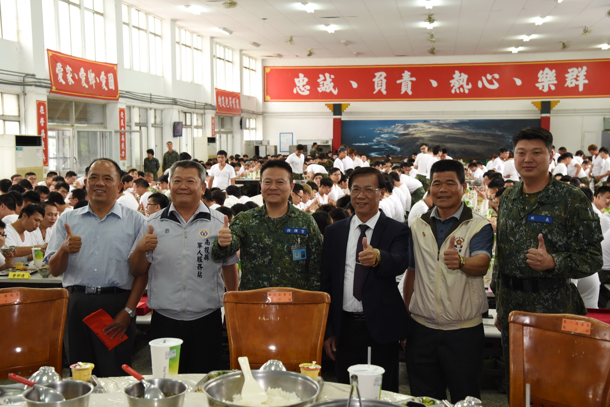 相關圖片2-林縣長至成功嶺慰勞本縣教育召集人員