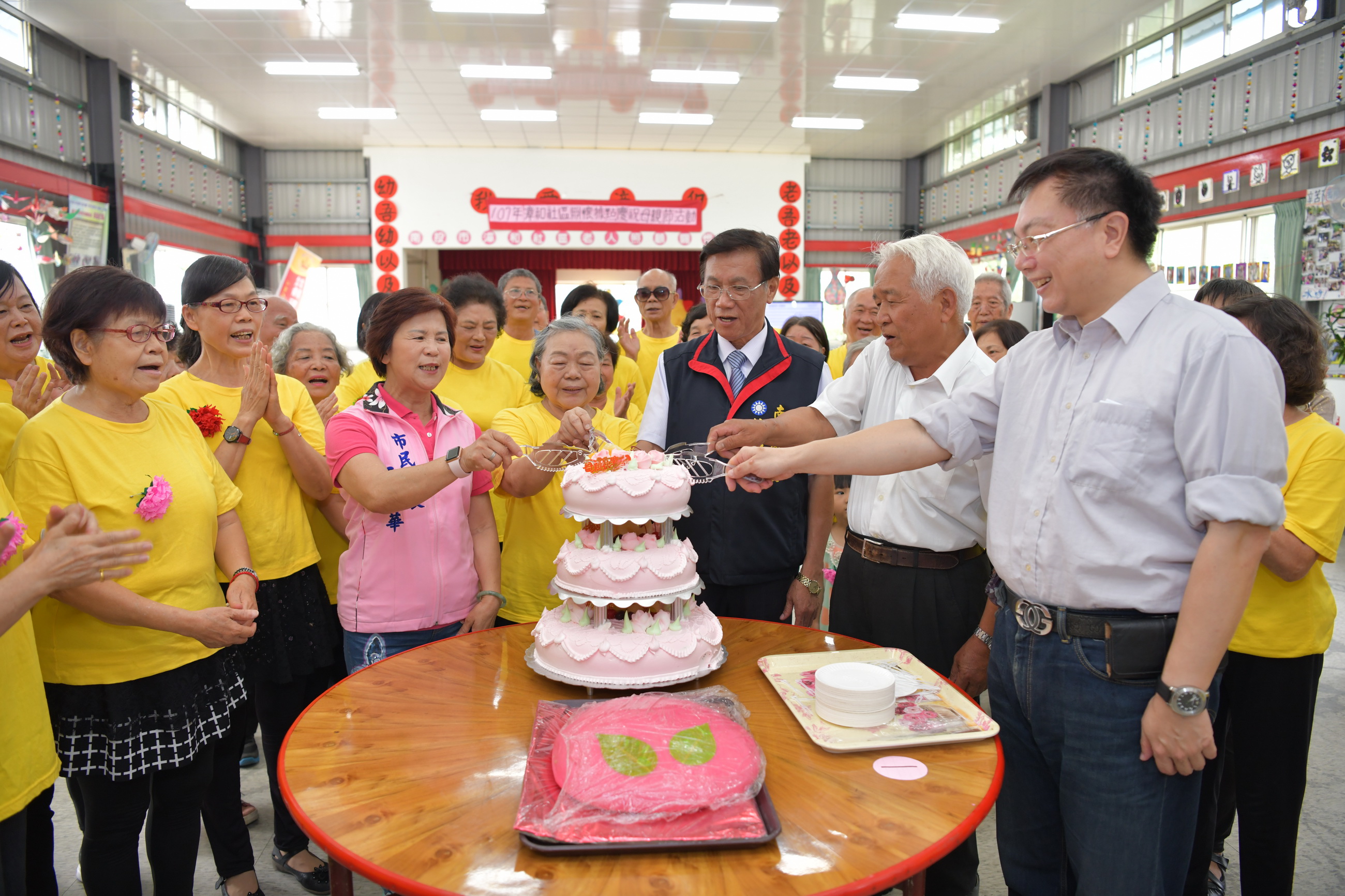 圖片-林縣長訪視南投社區據點　與長輩跳舞打鼓慶祝母親節