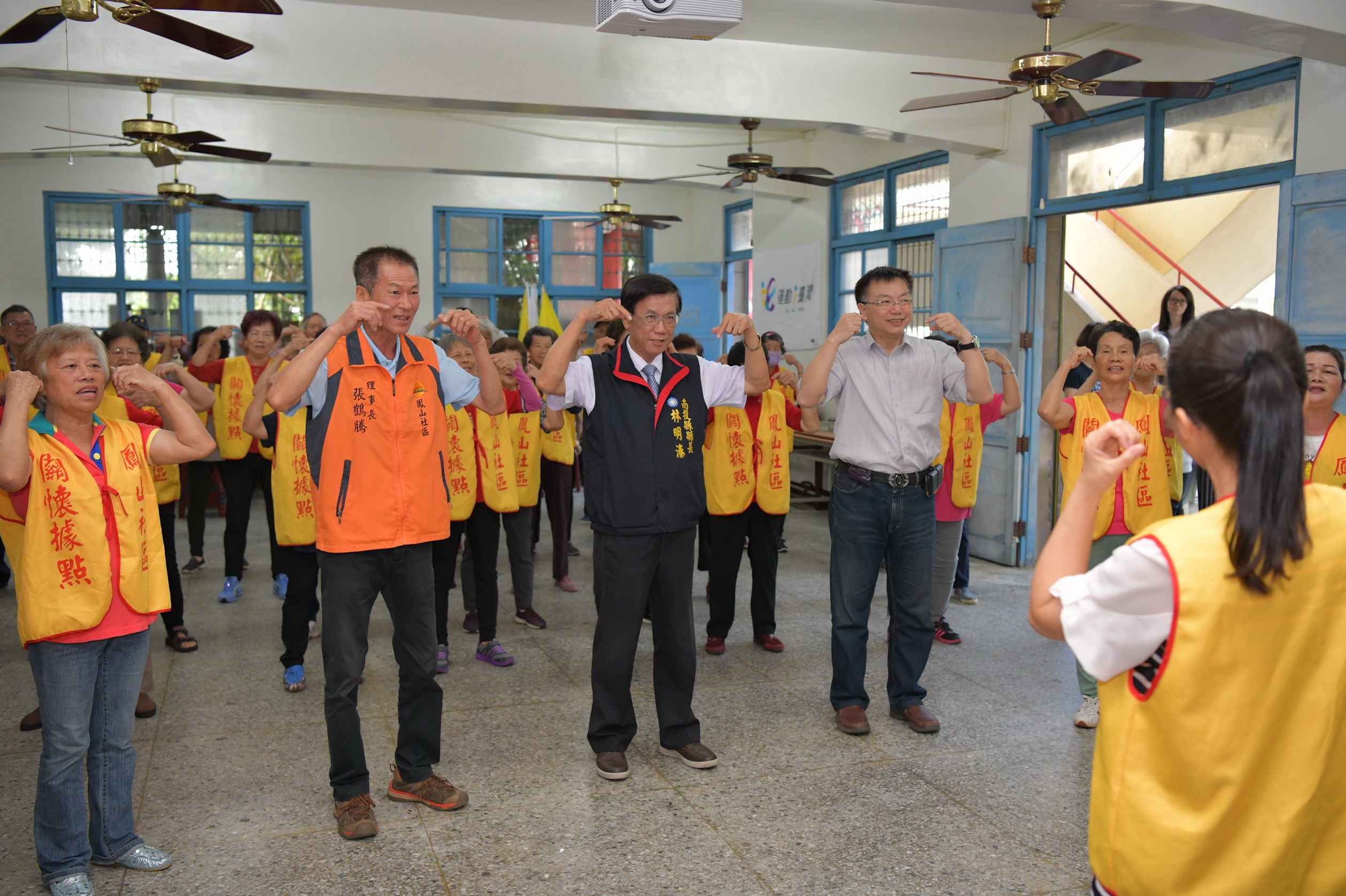 相關圖片1-林縣長訪視南投社區據點　與長輩跳舞打鼓慶祝母親節