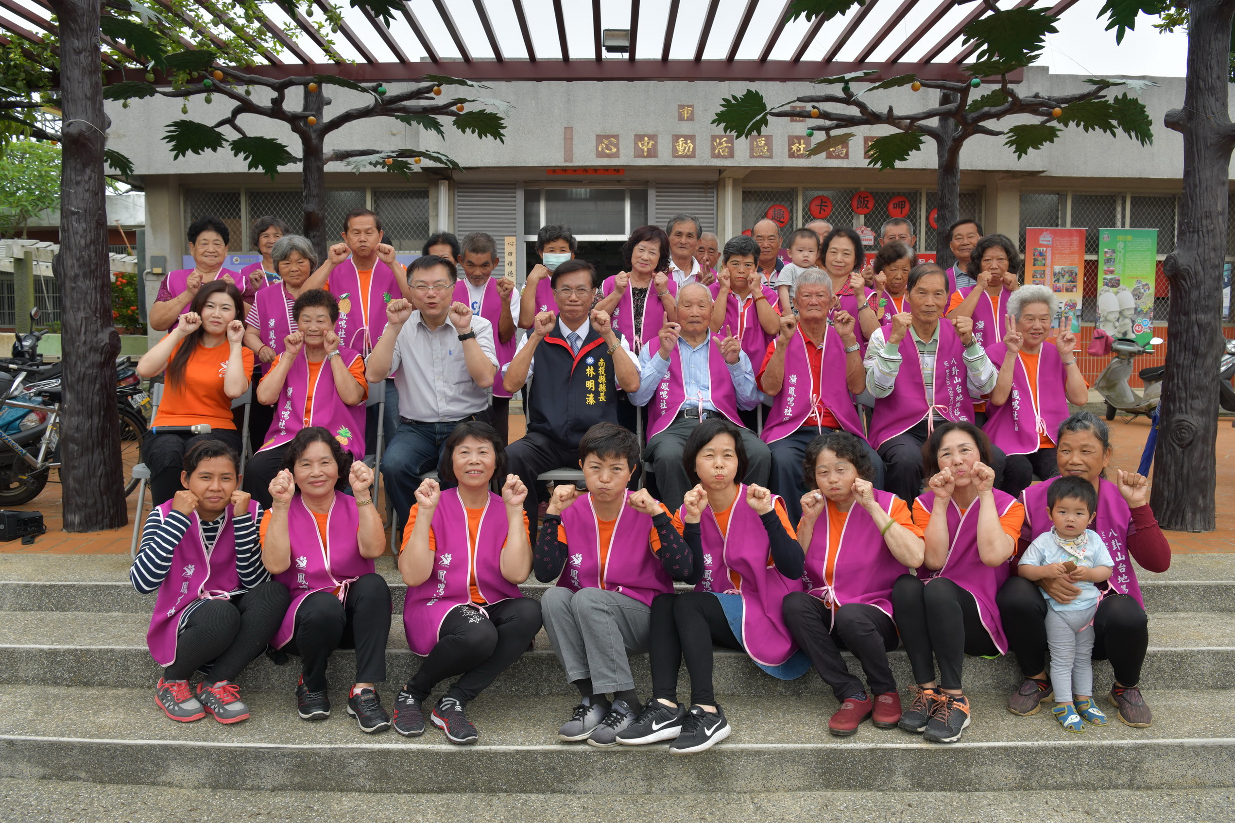 相關圖片2-林縣長訪視南投社區據點　與長輩跳舞打鼓慶祝母親節