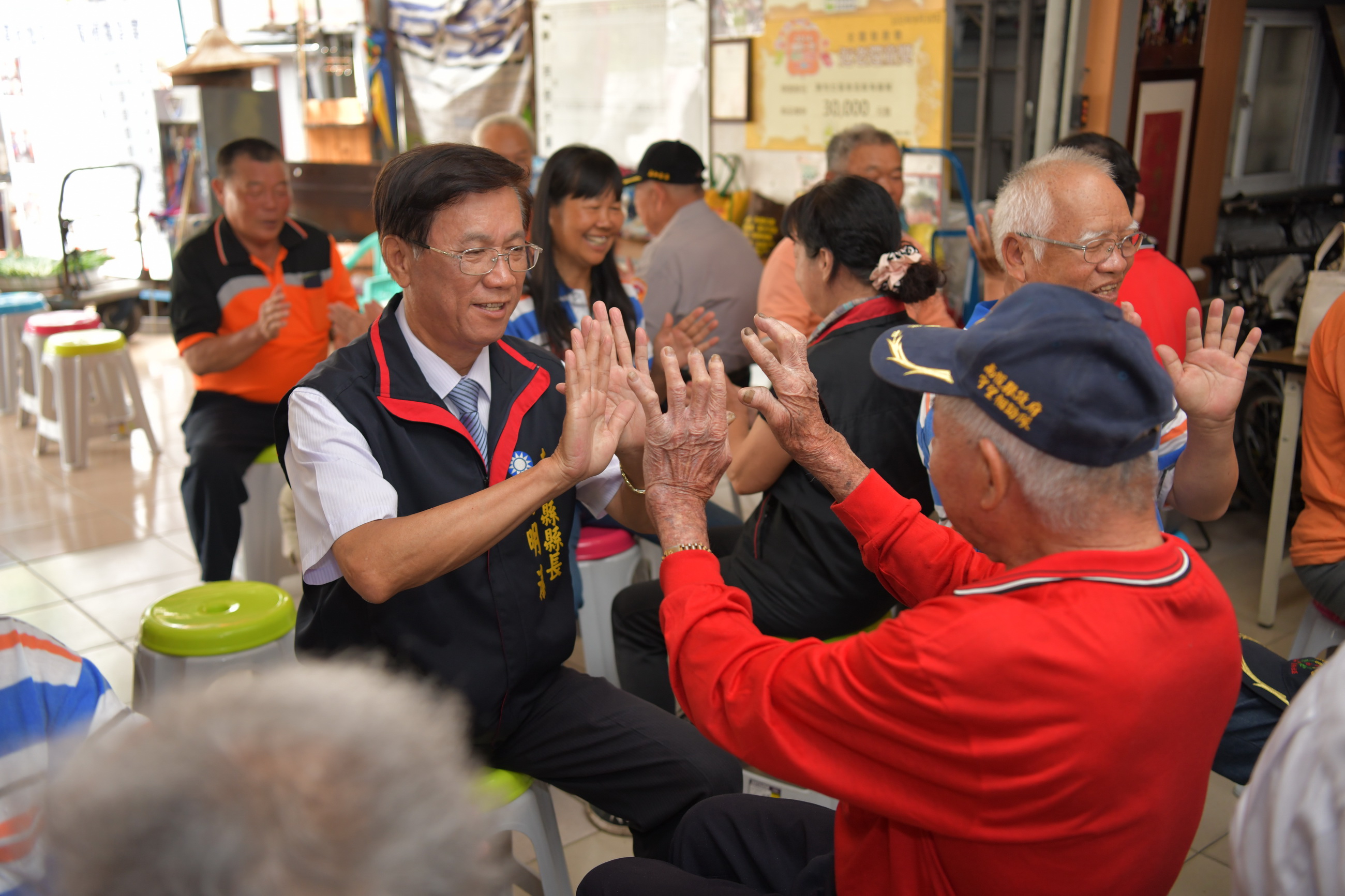 相關圖片3-林縣長訪視南投社區據點　與長輩跳舞打鼓慶祝母親節