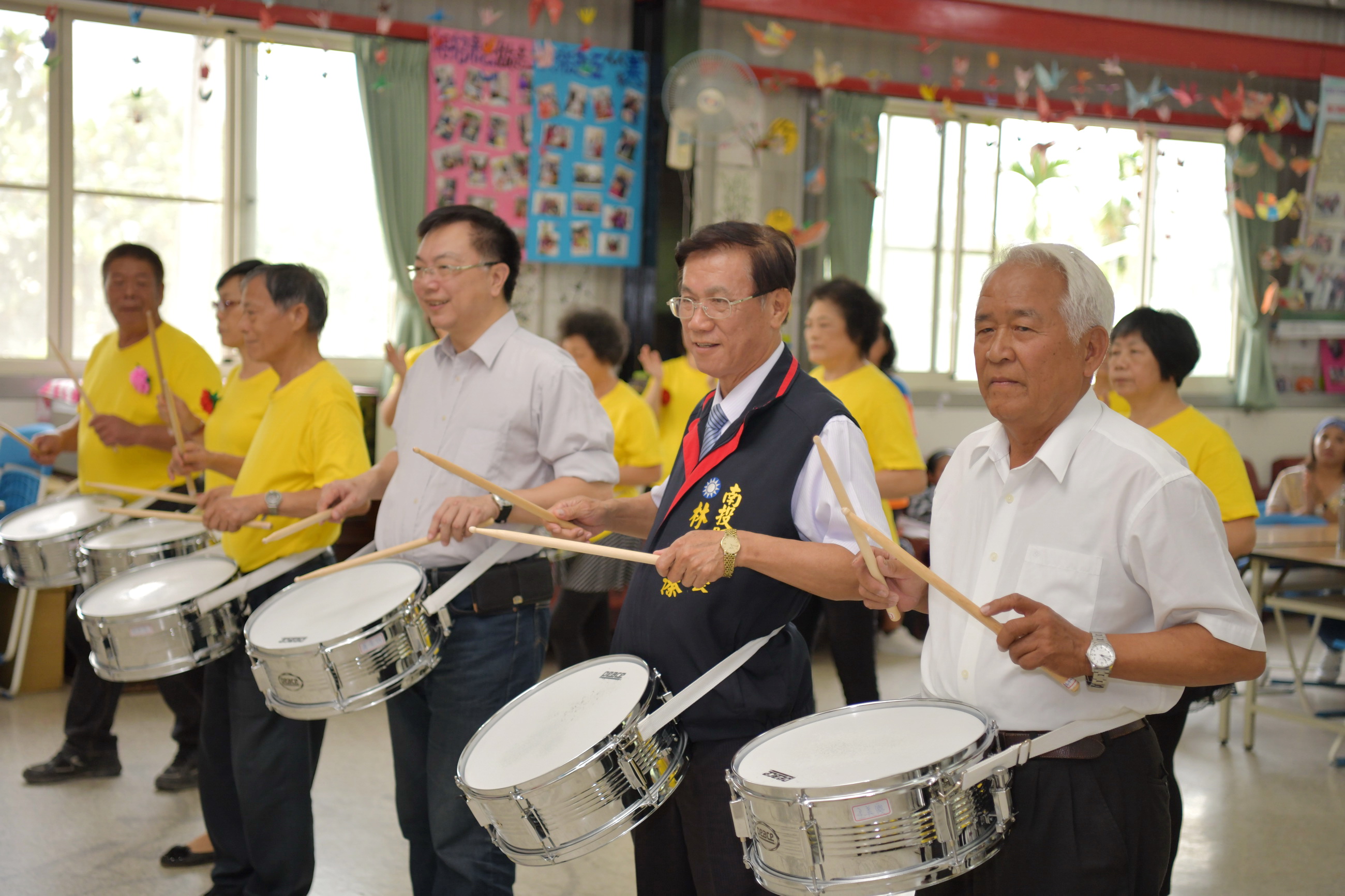 相關圖片4-林縣長訪視南投社區據點　與長輩跳舞打鼓慶祝母親節