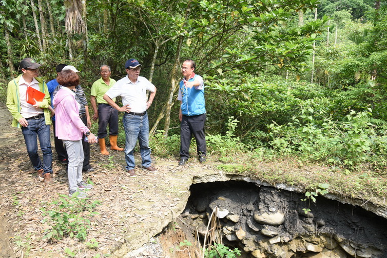 圖片-林縣長會勘鹿谷20處道路、野溪改善工程  允諾修繕