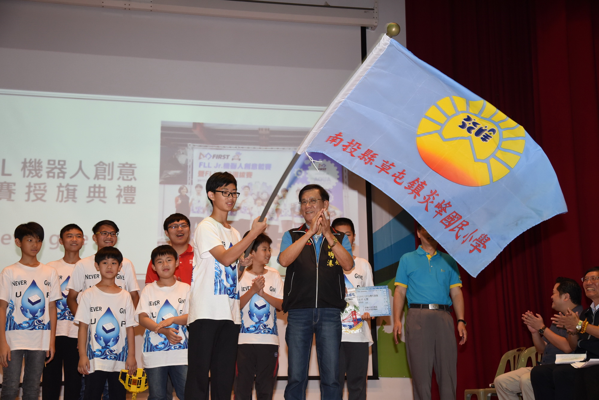 圖片-炎峰國小FLL機器人團隊出國比賽  林縣長授旗鼓勵