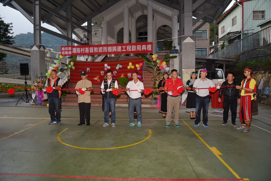 相關圖片1-潭南基督教會遮雨棚啟用 村民樂透