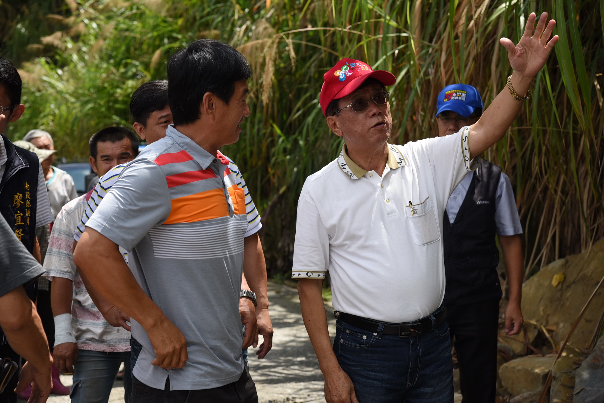 圖片-林縣長會勘中寮區域排水及山區農路改善工程