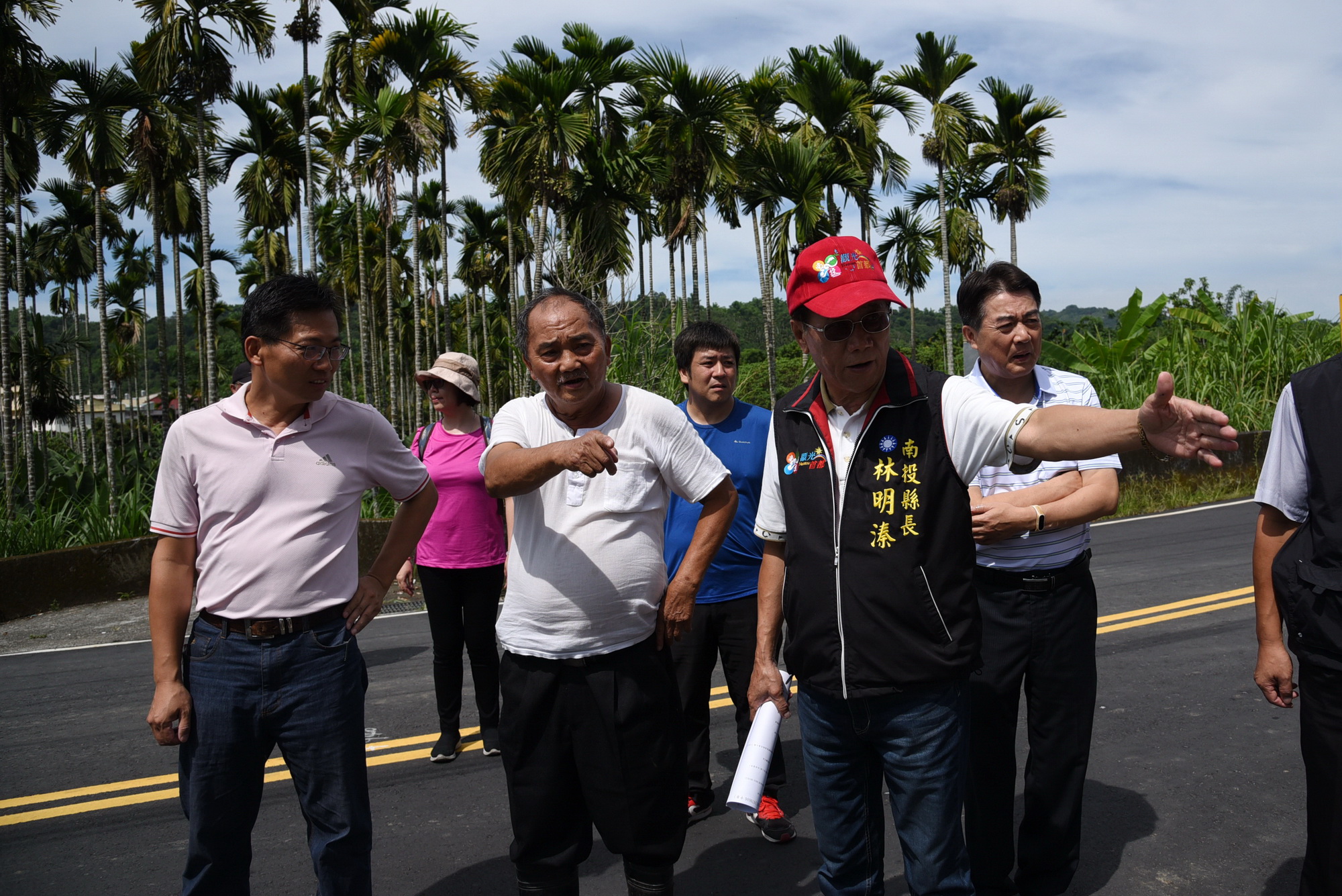 相關圖片1-林縣長會勘中寮區域排水及山區農路改善工程