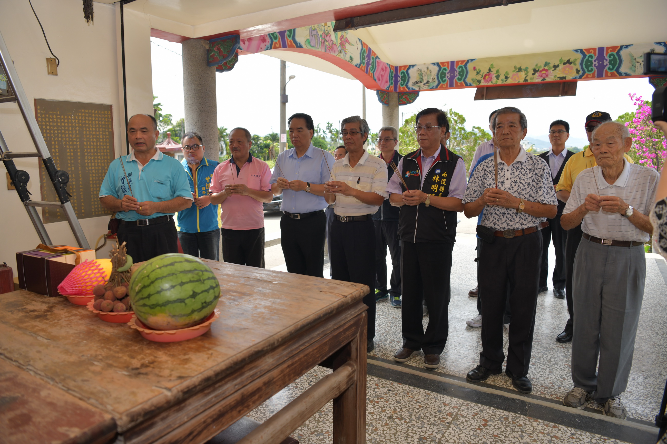 相關圖片1-林縣長贈萬靈祠匾額「有求必應」
