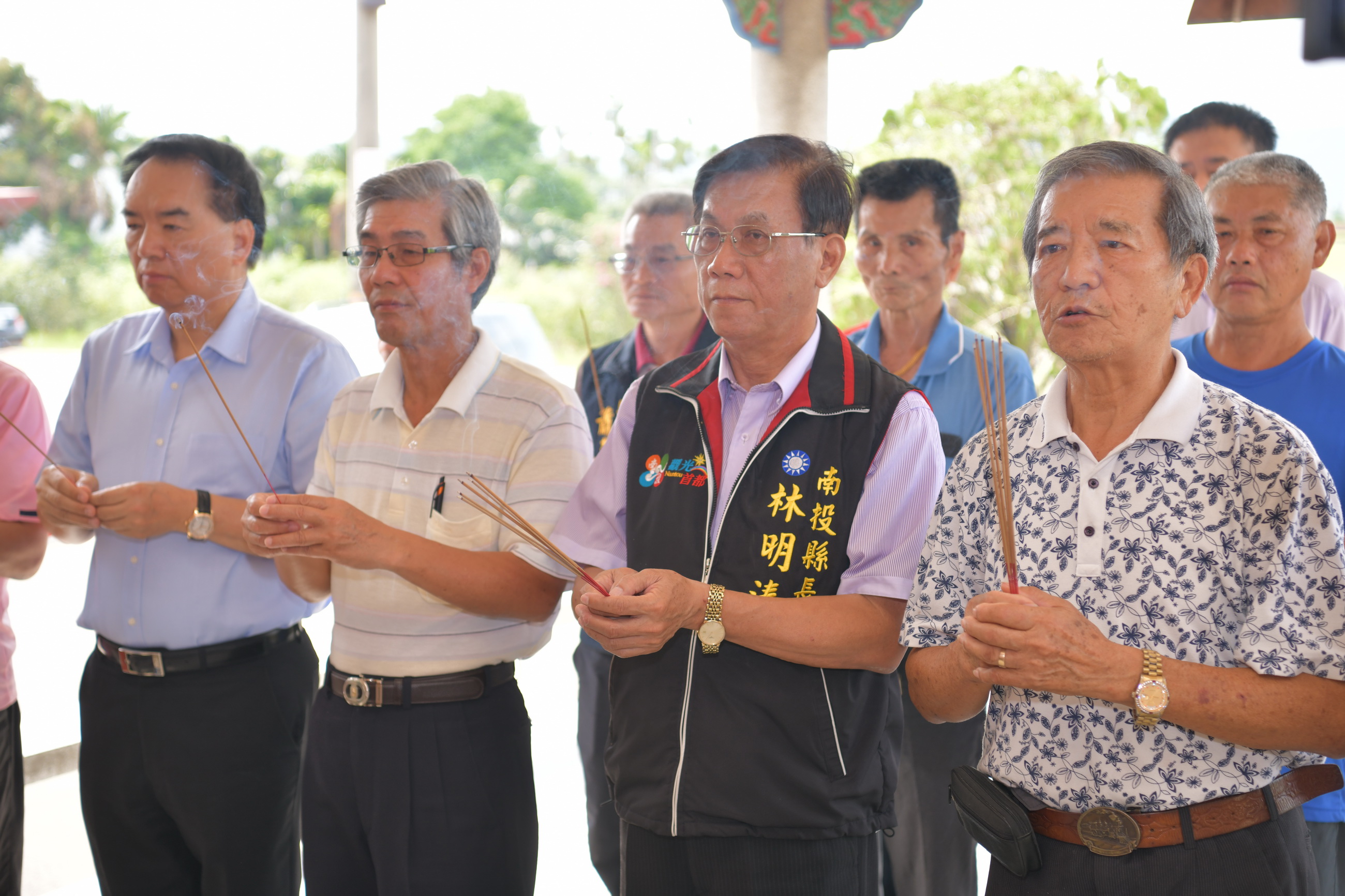 相關圖片2-林縣長贈萬靈祠匾額「有求必應」