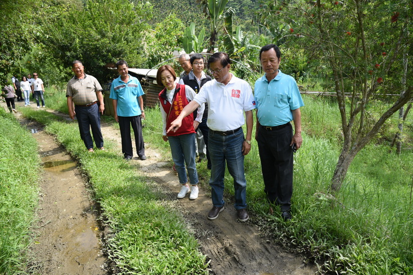 圖片-林縣長會勘魚池鄉  將投入約900萬元修繕道路、野溪等