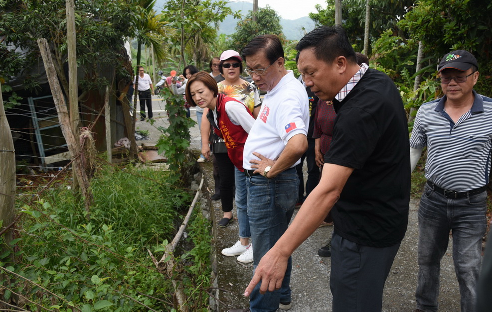 相關圖片2-林縣長會勘魚池鄉  將投入約900萬元修繕道路、野溪等