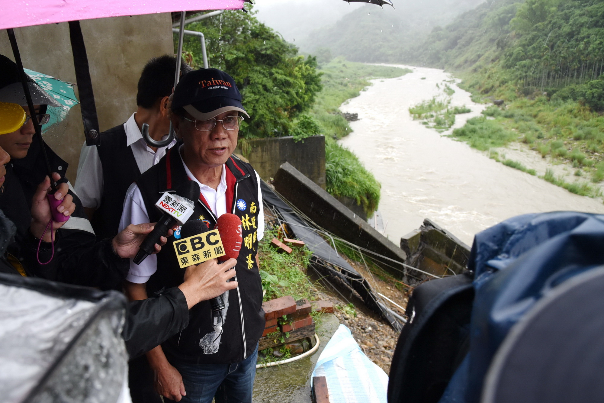 圖片-林縣長前往國姓柑林村關心南港溪護岸崩塌情形
